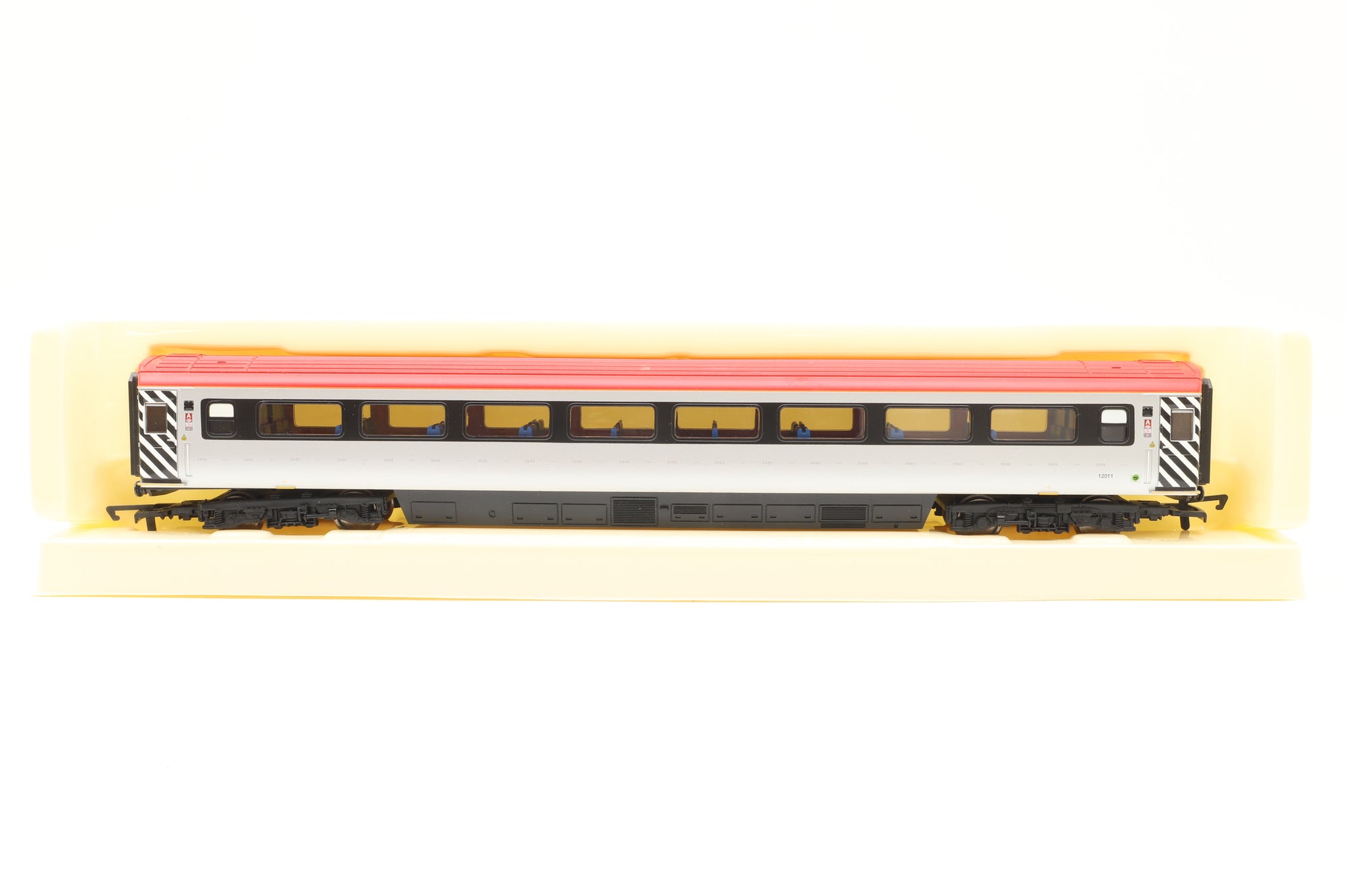 Hornby OO R4431 Virgin Charter Relief Coach Pack
