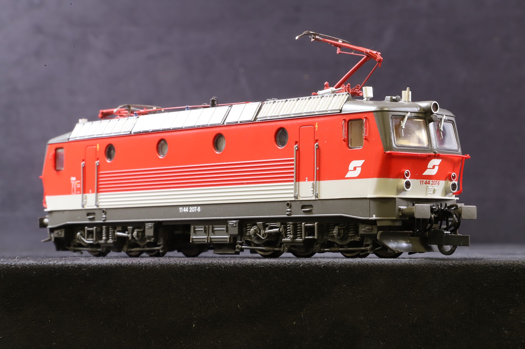Roco HO 63578 OBB 1144 207-6 Electric Locomotive
