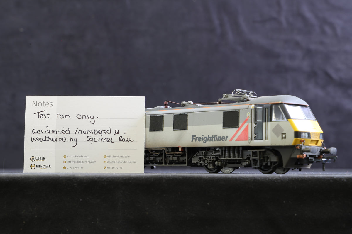 Bachmann OO 32-611 Class 90 &#39;90048&#39; Freightliner Re-liveried, Numbered &amp; Weathered