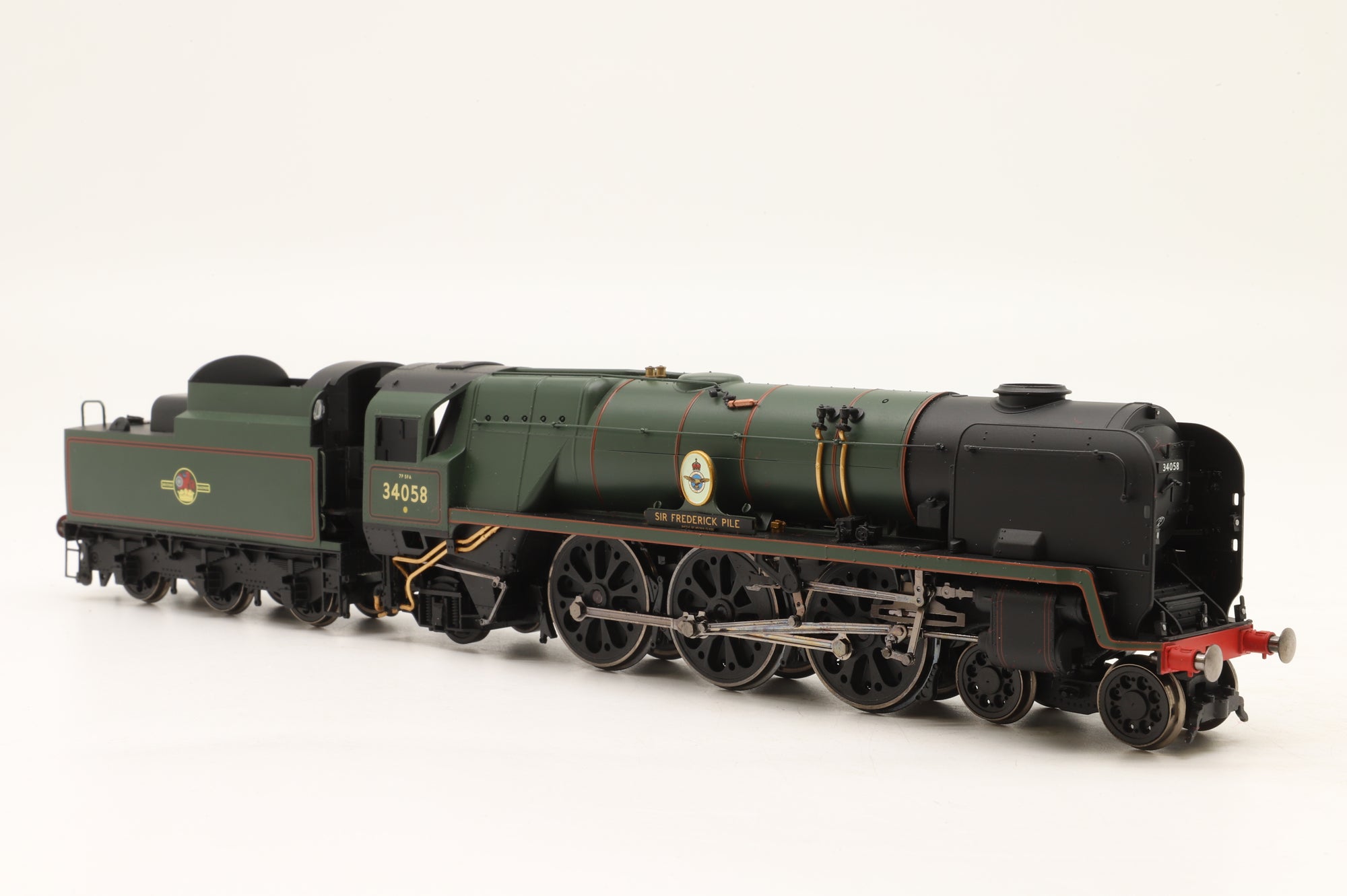 Hornby OO R2709 Rebuilt Battle of Britain Class '34058' 'Sir Frederick Pile' BR Lined Green L/C