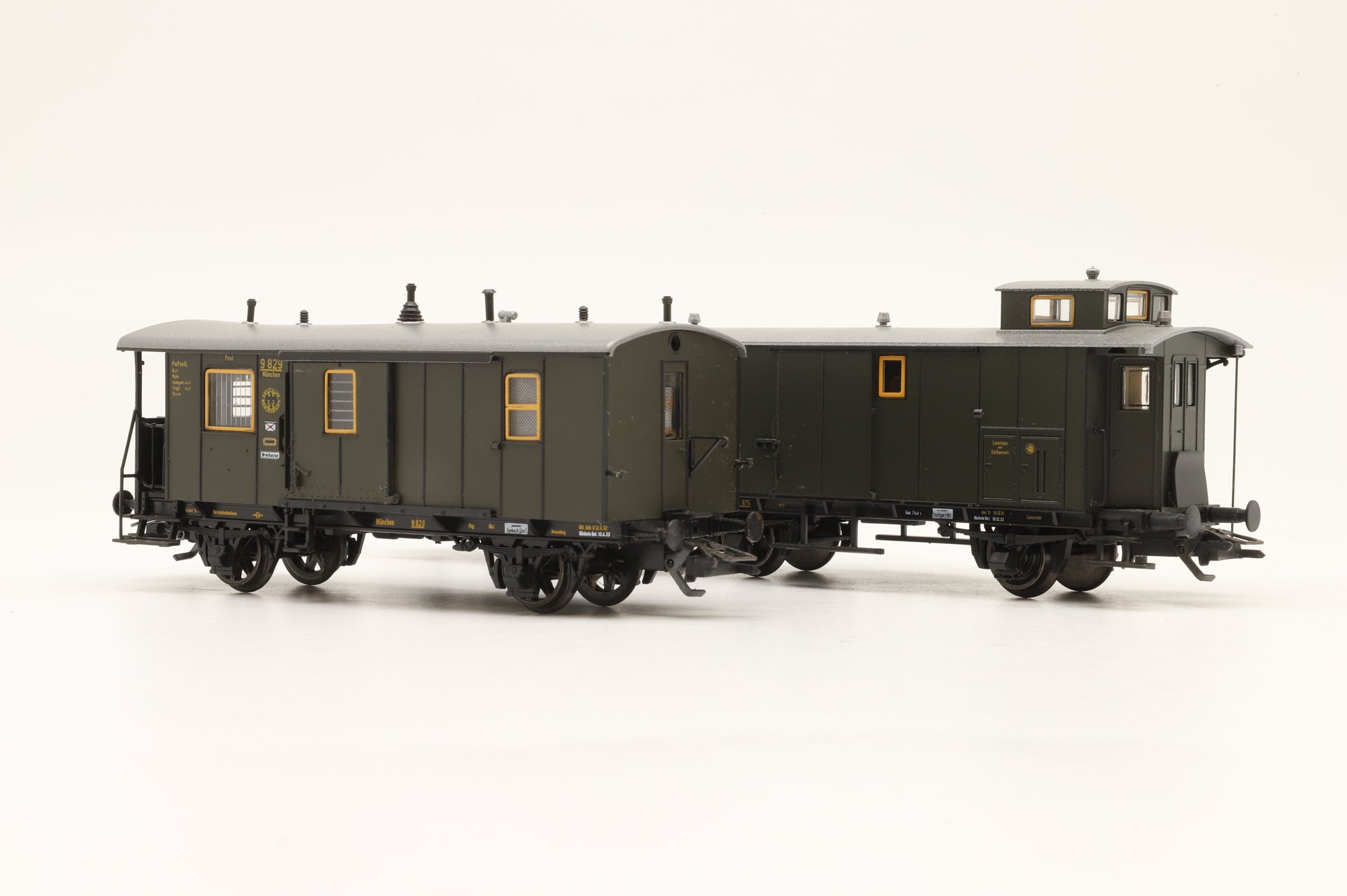 Roco HO Pair of DR Wagons Post Wagon & Baggage Car