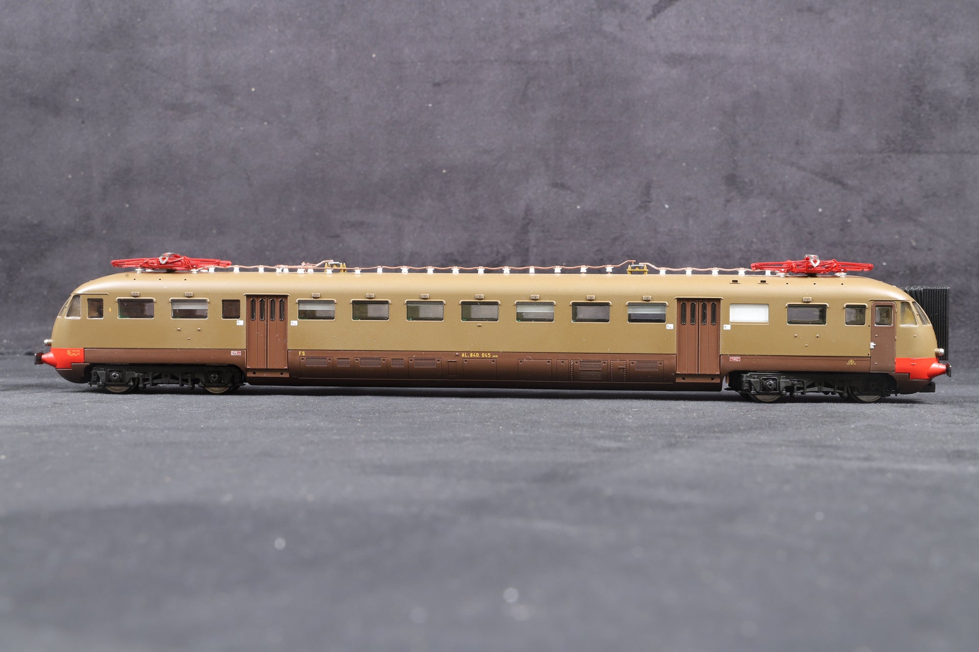 ViTrains HO 1074 Ale 840 045 + Le 840 030 costruzione OM-CGE delle FS