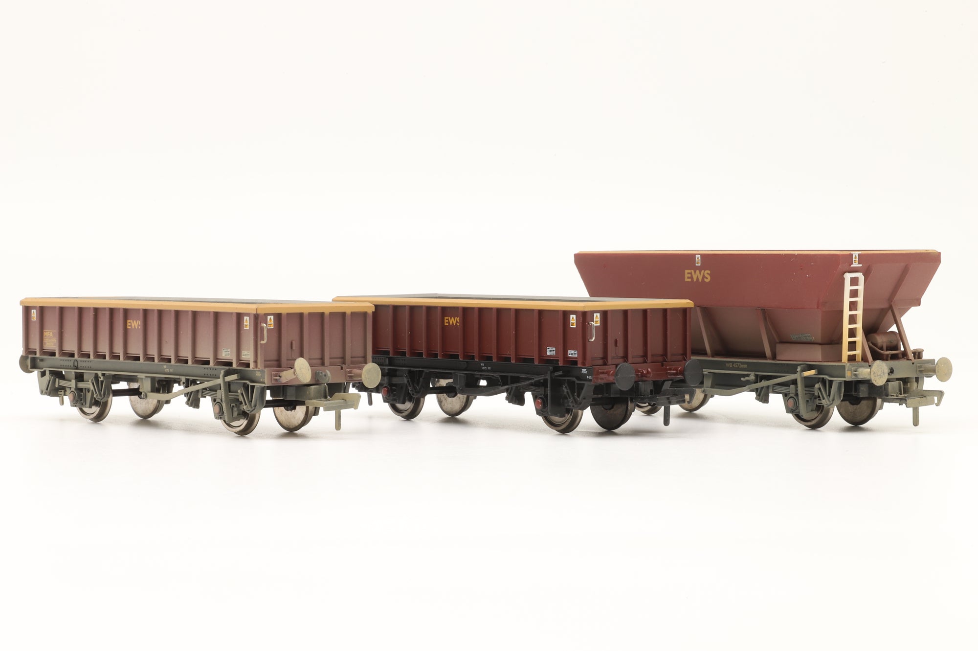 Bachmann OO Rake of 3 MFA/HEA Hoppers in EWS Livery - Mixed Weathered/Pristine