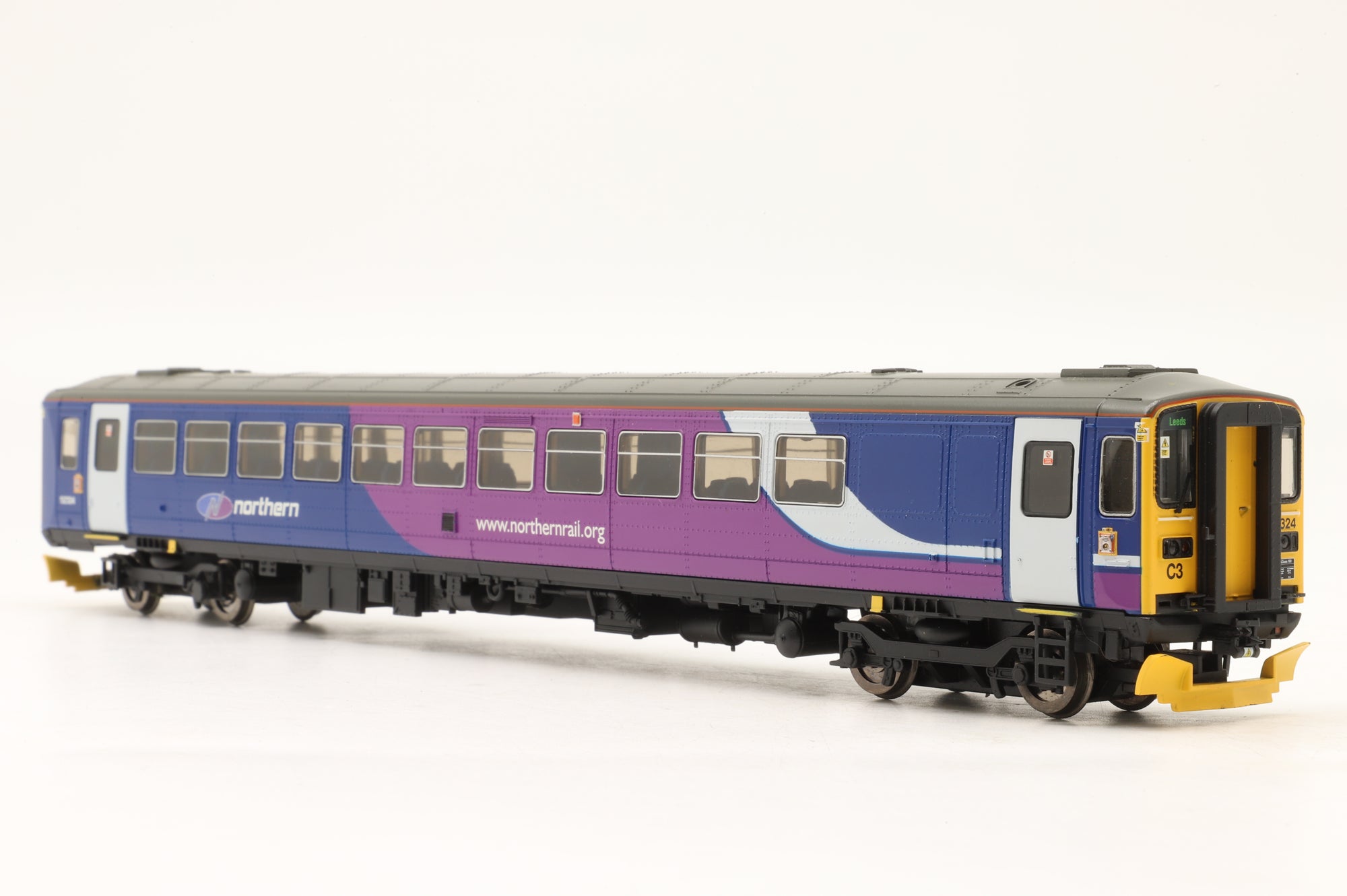 Hornby OO R2757 Class 153 153324/52324 in Northern Livery