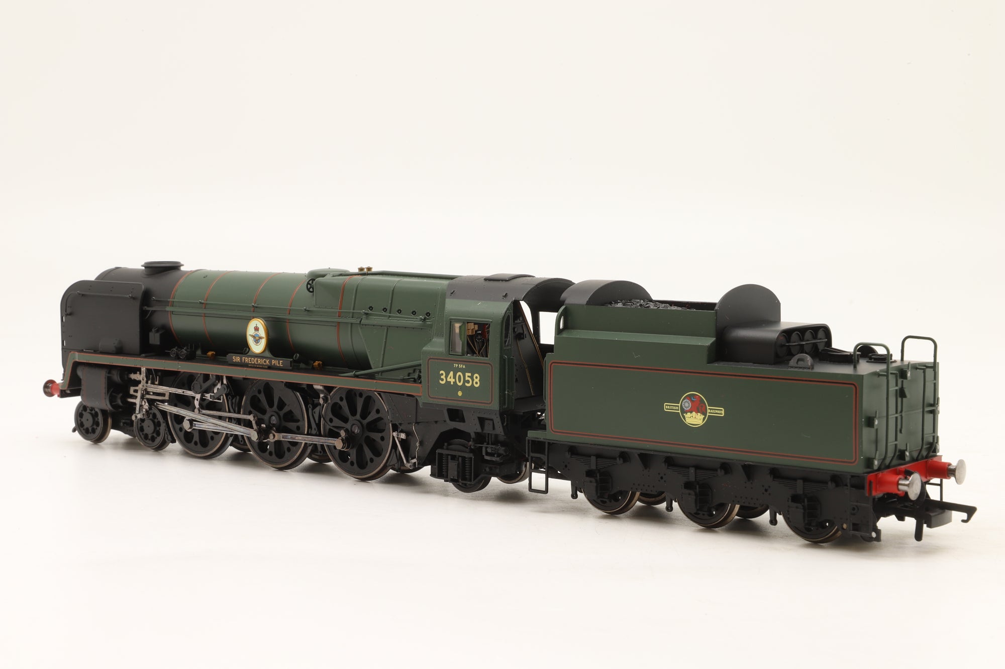 Hornby OO R2709 Rebuilt Battle of Britain Class '34058' 'Sir Frederick Pile' BR Lined Green L/C