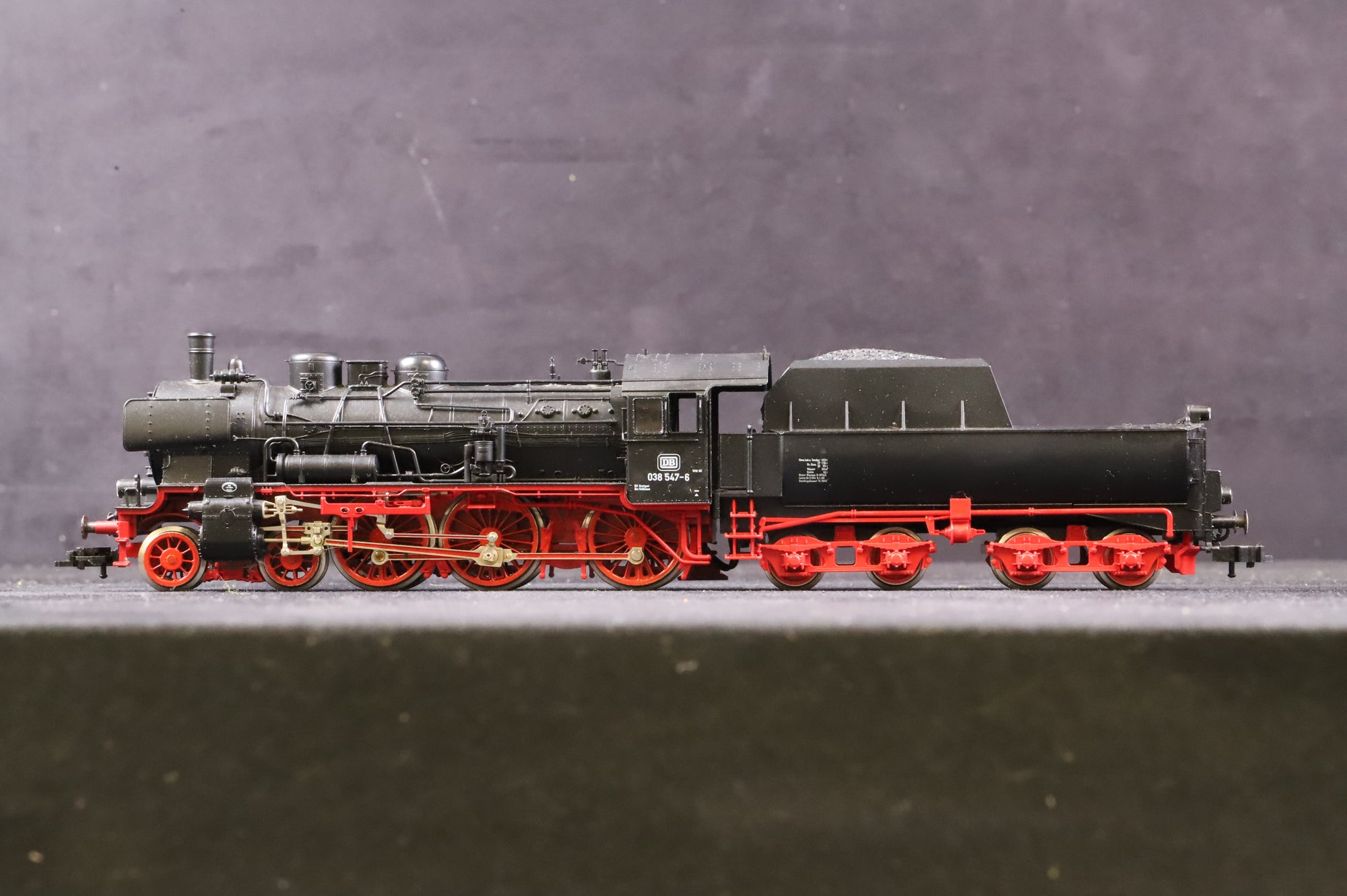 Fleischmann HO 4162 BR 038 0385476 in DB Black/Red