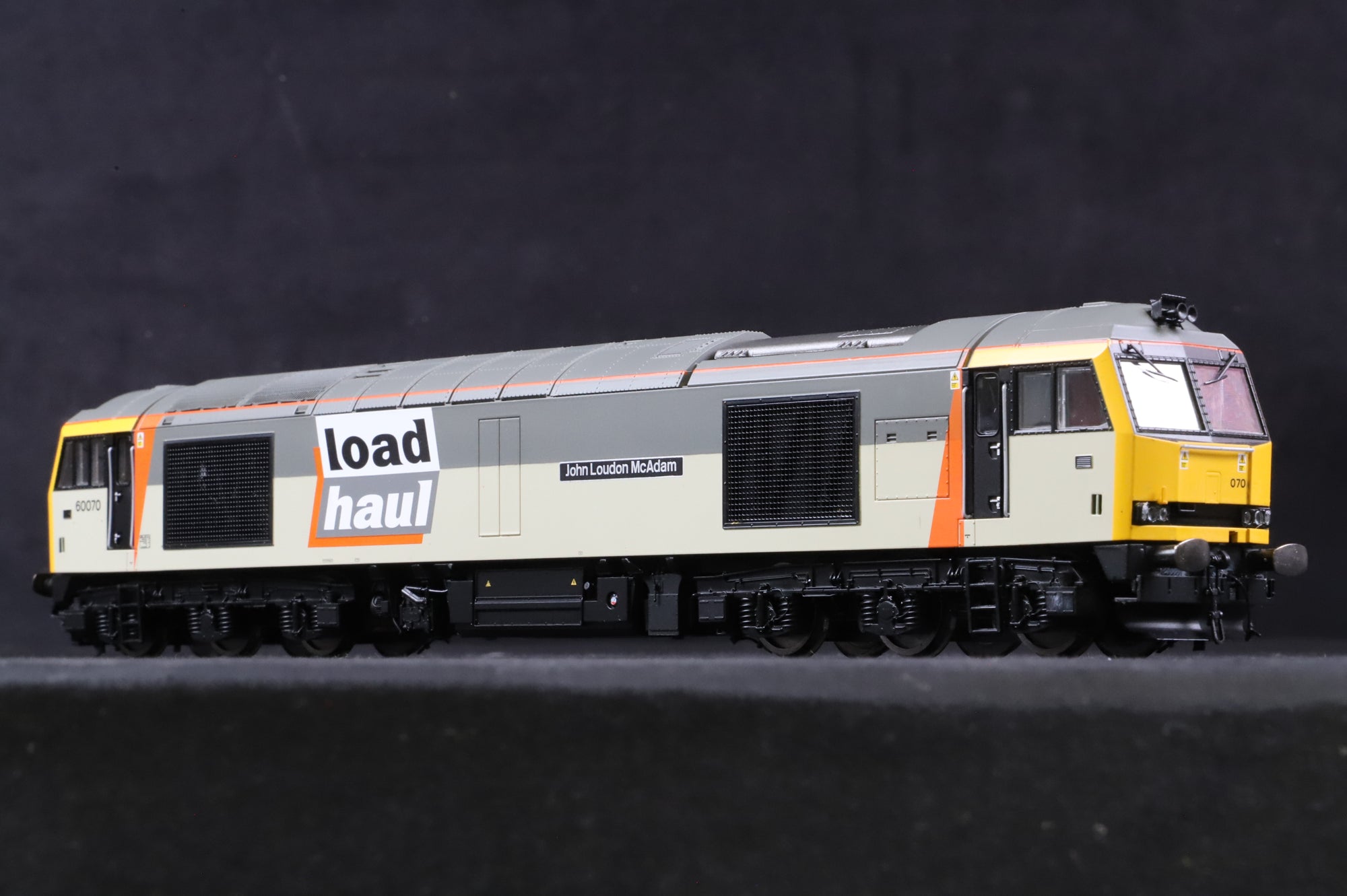 Hornby OO R3657 Class 60 600070 'John Loudon McAdam' in Loadhaul Livery