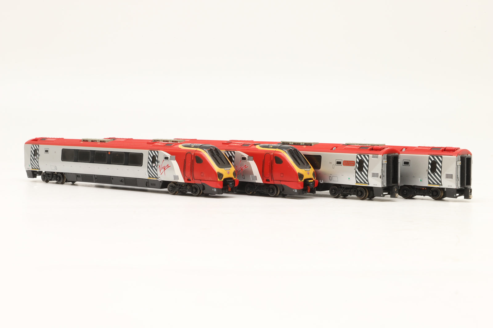 Dapol N Class 220 Voyager 4-Car Unit 'Cornish Voyager' in Virgin Trains Livery