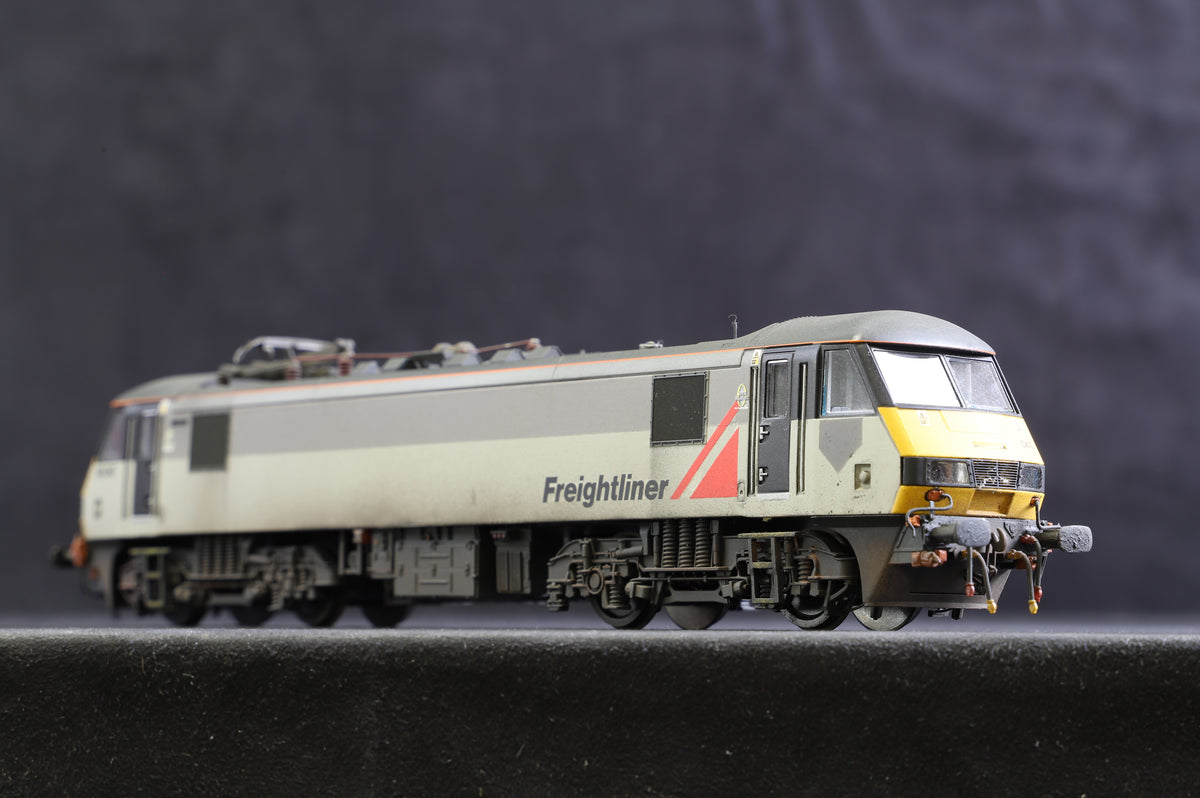 Bachmann OO 32-611 Class 90 &#39;90047&#39; Freightliner Re-liveried, Numbered &amp; Weathered