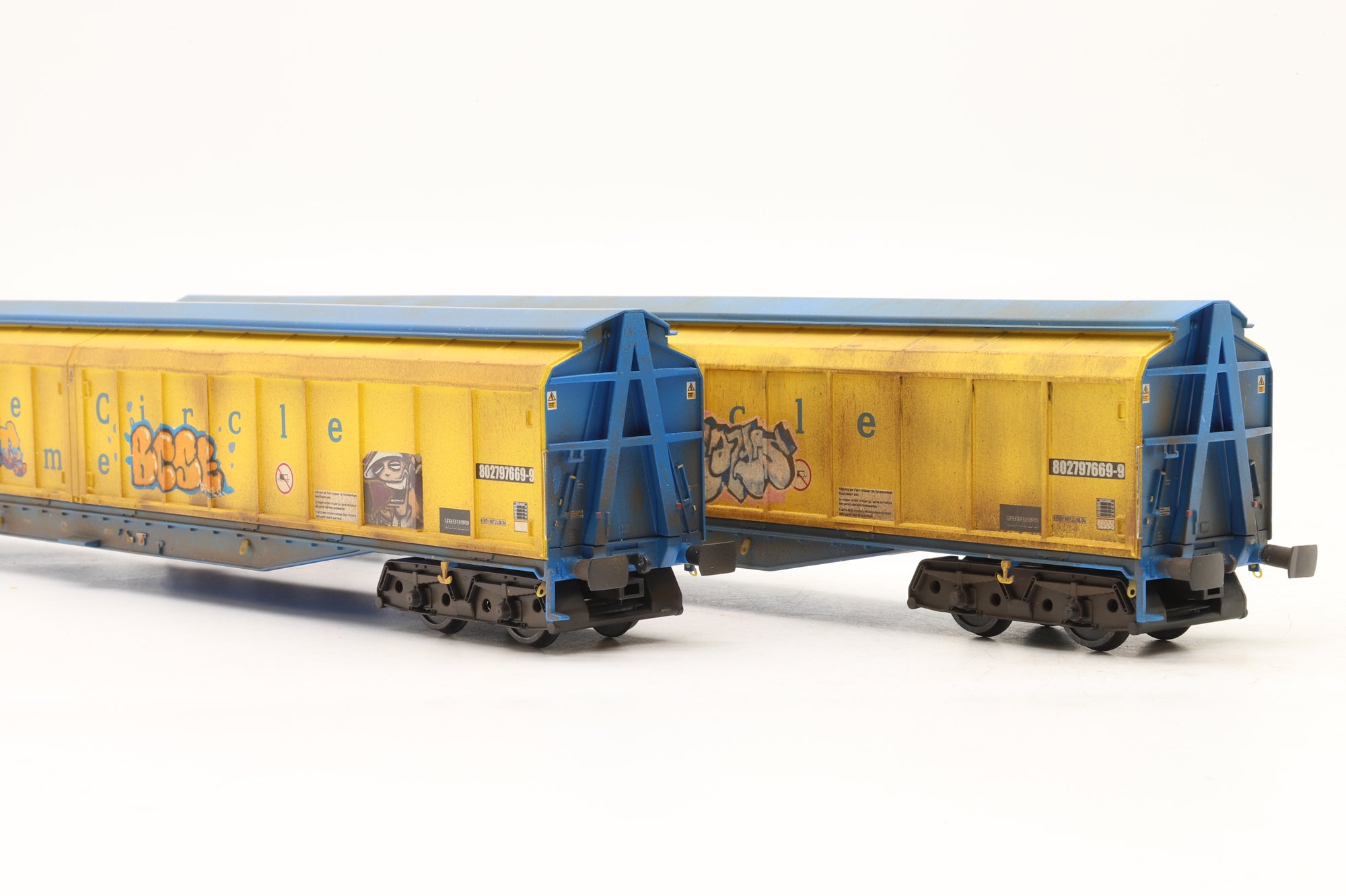 Heljan OO 5002 Rake of 2x Cargowaggon Vans in Blue Circle Yellow – Weathered w/ Graffiti