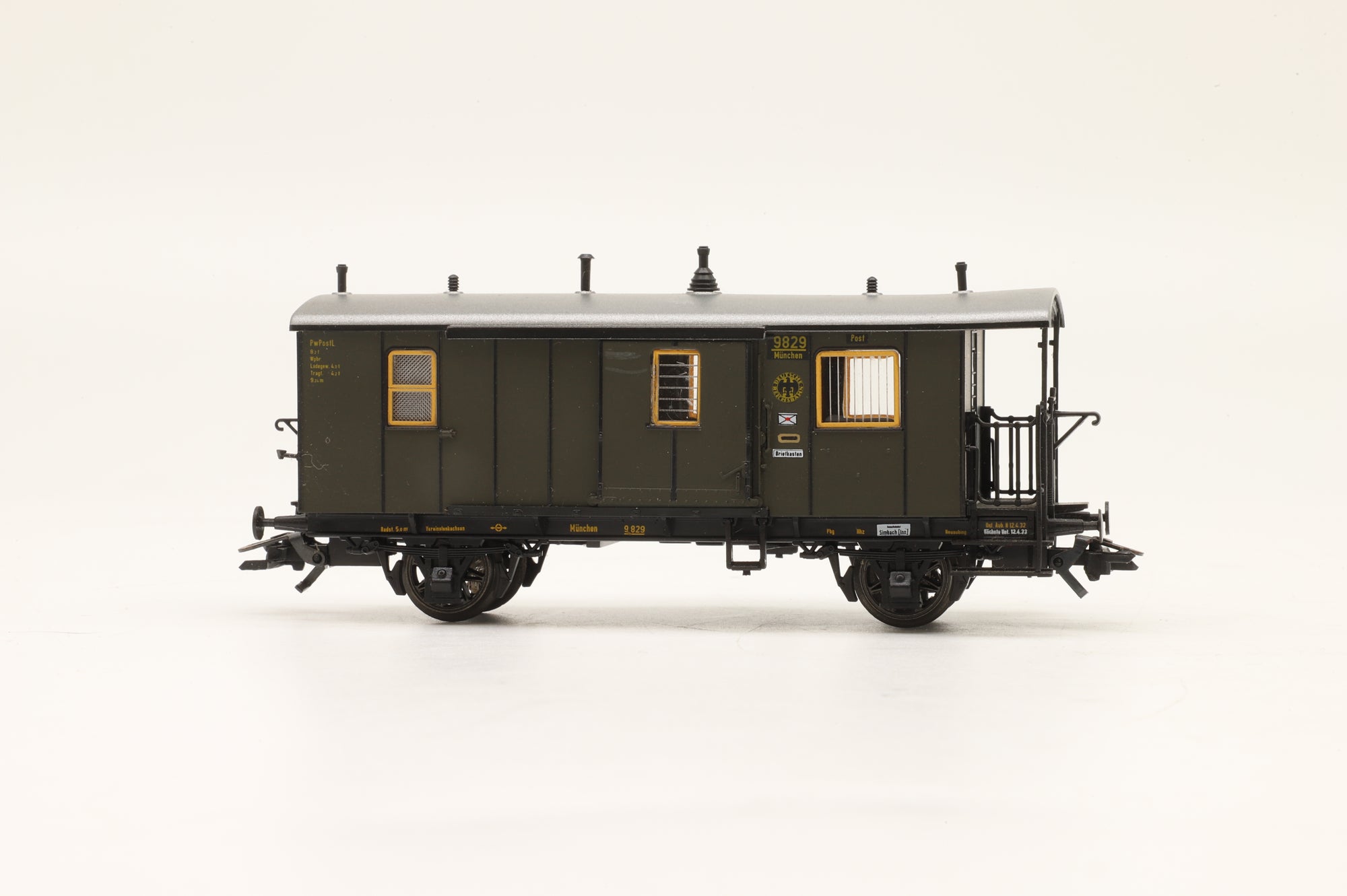 Roco HO Pair of DR Wagons Post Wagon & Baggage Car