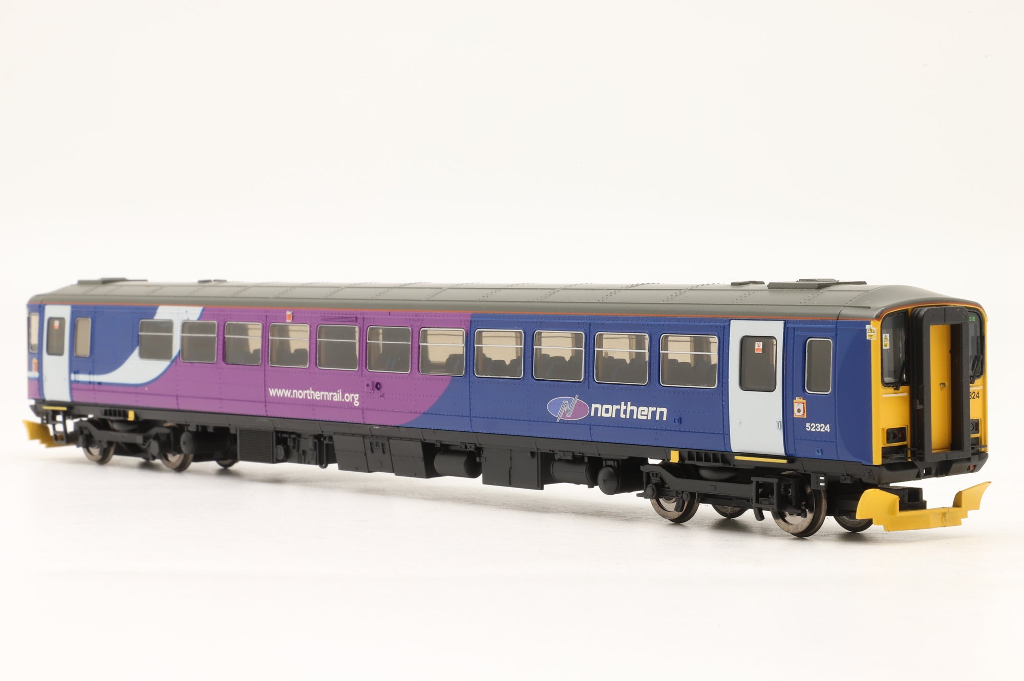 Hornby OO R2757 Class 153 153324/52324 in Northern Livery