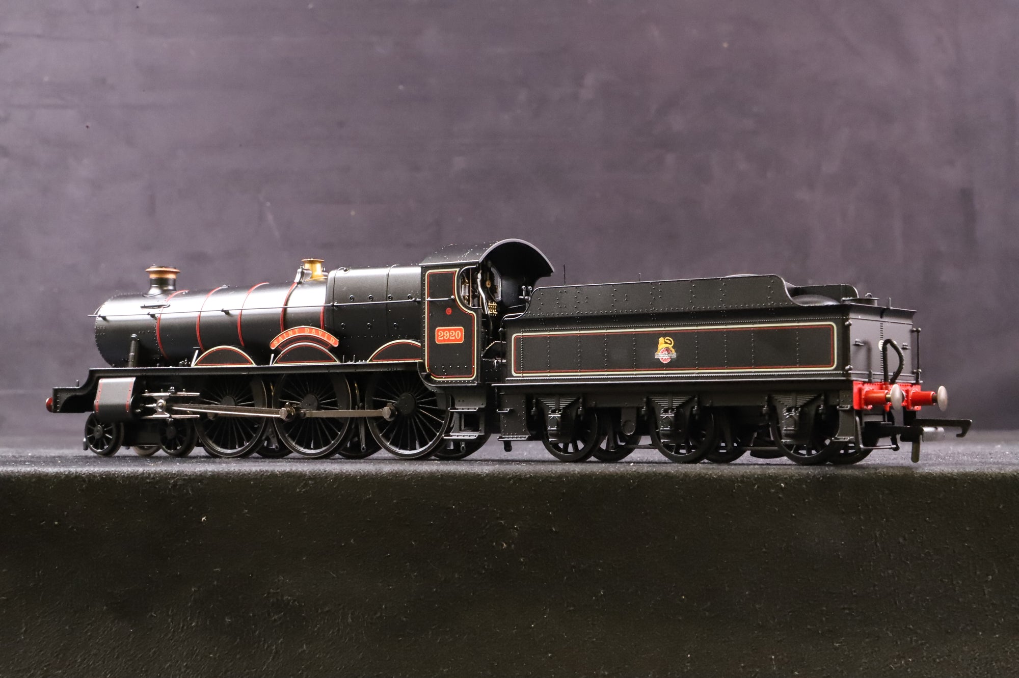 Hornby OO R30403 Saint Class '2920' 'Saint David' BR Black E/C
