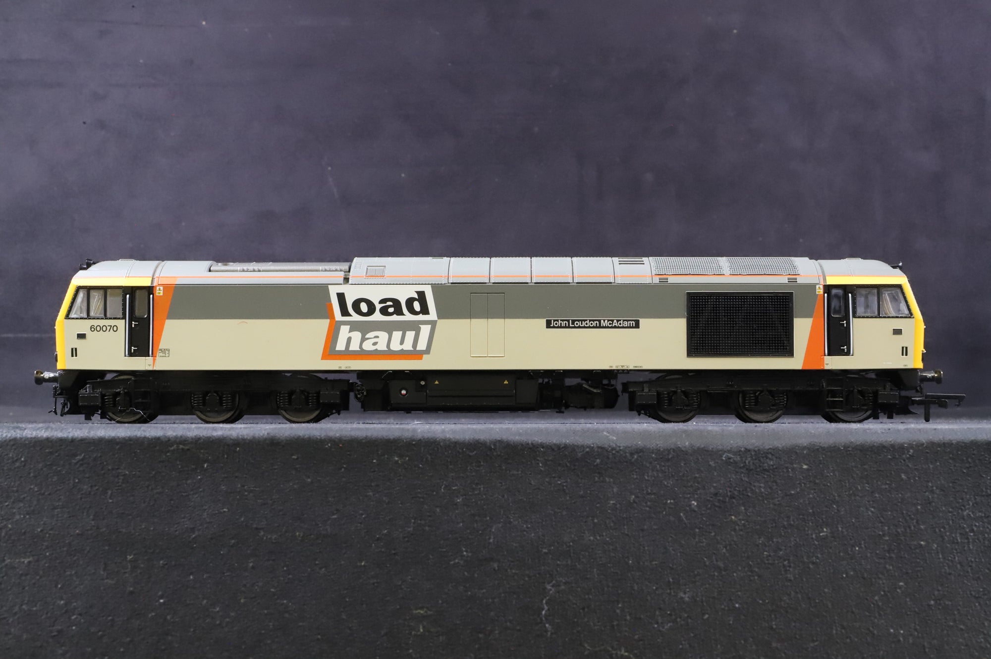 Hornby OO R3657 Class 60 600070 'John Loudon McAdam' in Loadhaul Livery
