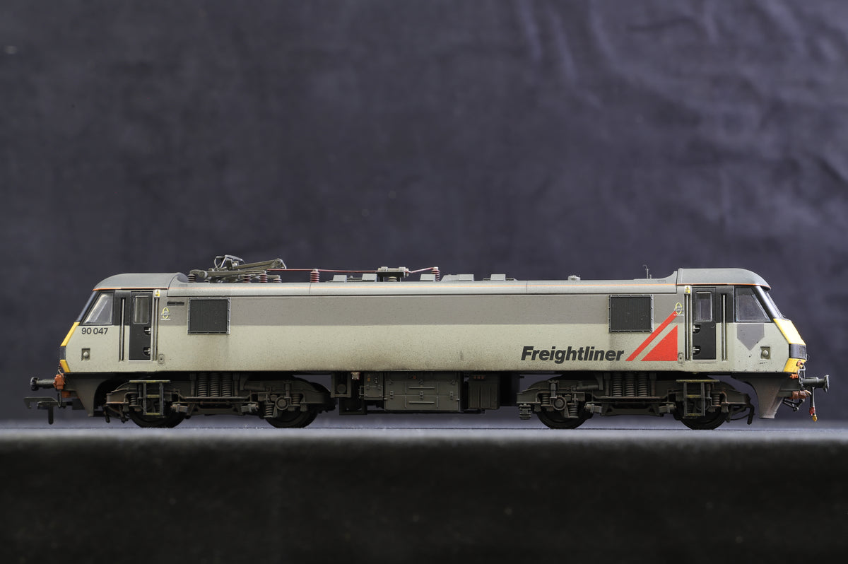 Bachmann OO 32-611 Class 90 &#39;90047&#39; Freightliner Re-liveried, Numbered &amp; Weathered