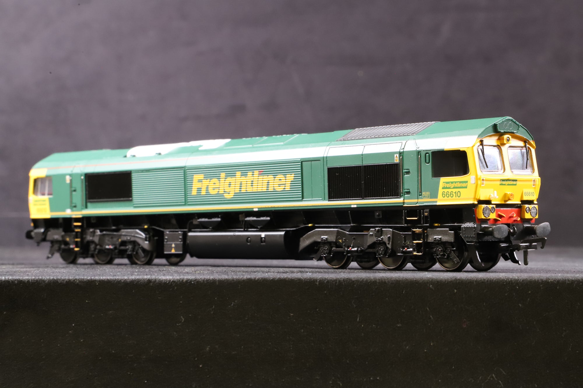 Bachmann OO 32-726 Class 66 Diesel '66610' Freightliner, DCC Sound
