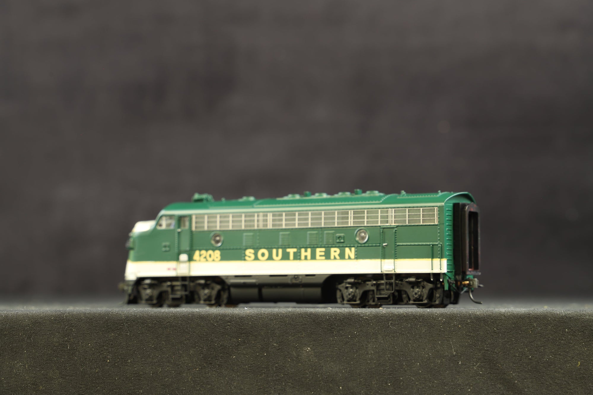 Broadway Limited Imports HO EMD F7 423A & 423B SRR Southern, DCC Sound