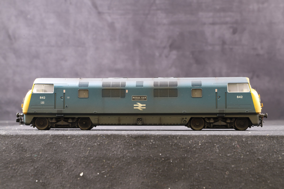 Bachmann OO 32-067 Class 43 Warship &#39;842&#39; &#39;Royal Oak&#39; BR Blue, Weathered