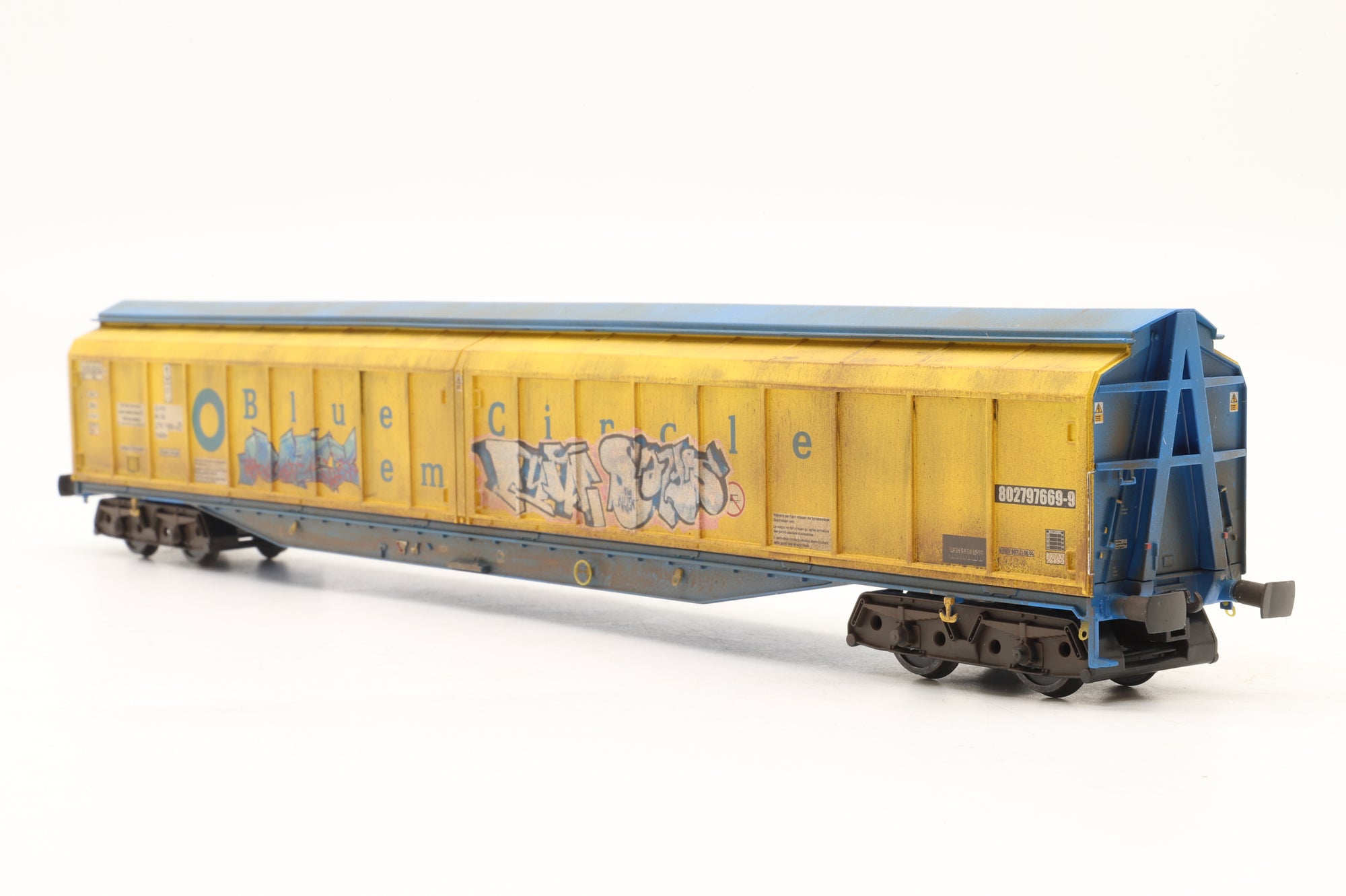 Heljan OO 5002 Rake of 2x Cargowaggon Vans in Blue Circle Yellow – Weathered w/ Graffiti