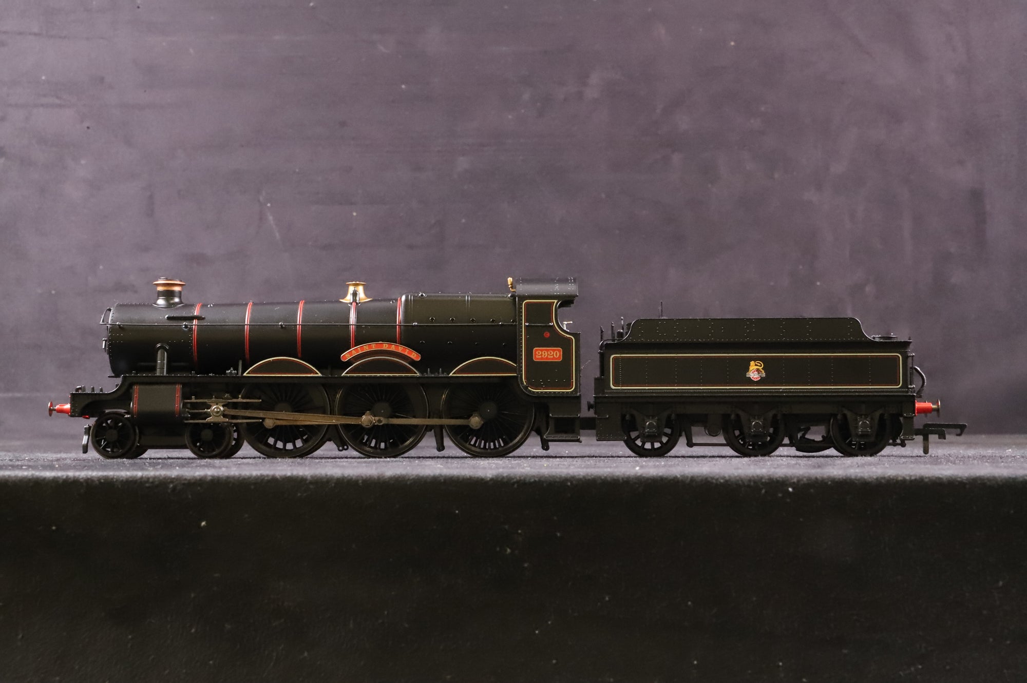 Hornby OO R30403 Saint Class '2920' 'Saint David' BR Black E/C