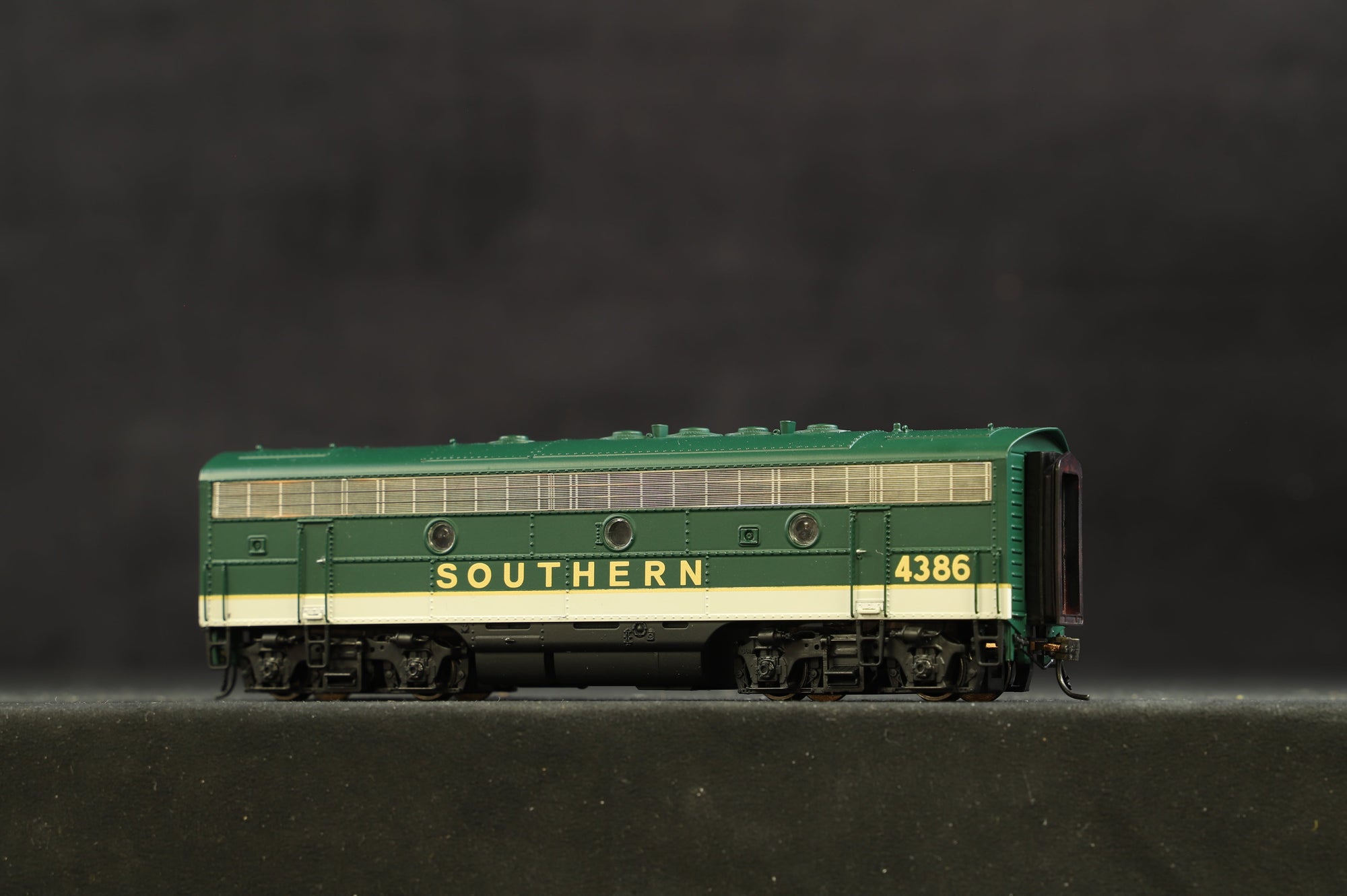 Broadway Limited Imports HO EMD F7 423A & 423B SRR Southern, DCC Sound
