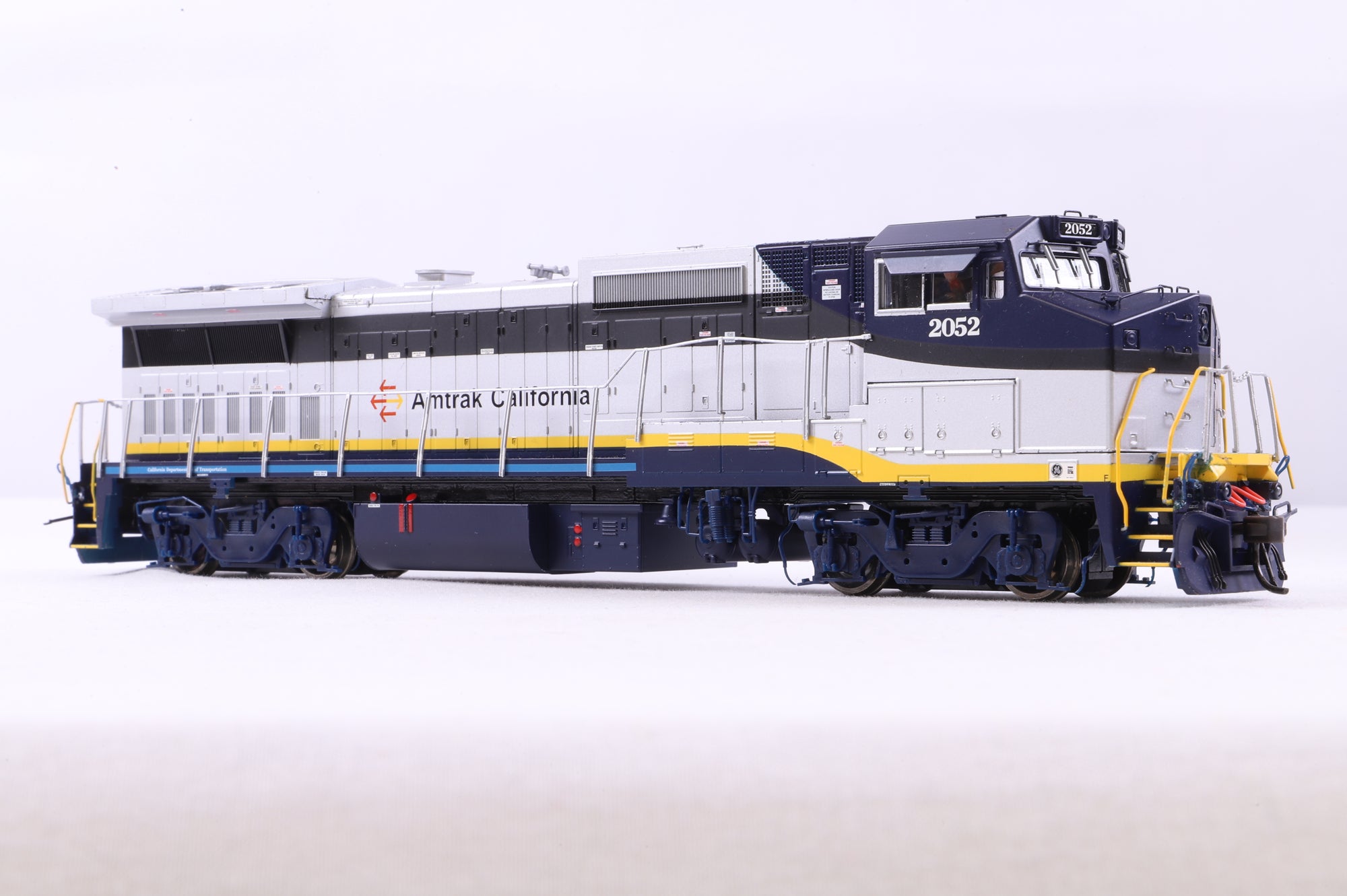 Atlas HO 9078 Dash 8-32BW Locomotive Amtrak California '2052' DCC Fitted