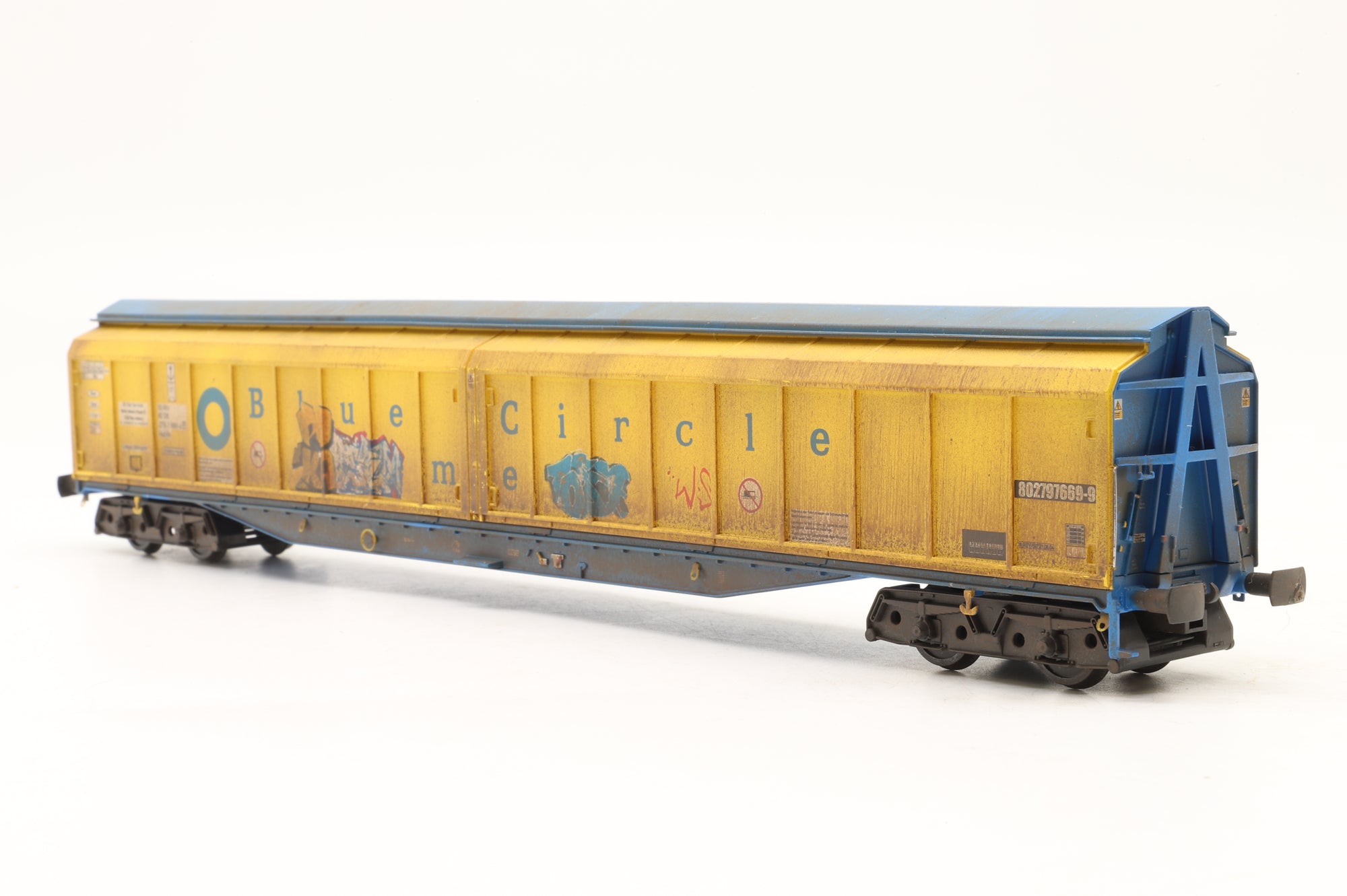 Heljan OO 5002 Rake of 2x Cargowaggon Vans in Blue Circle Yellow – Weathered w/ Graffiti