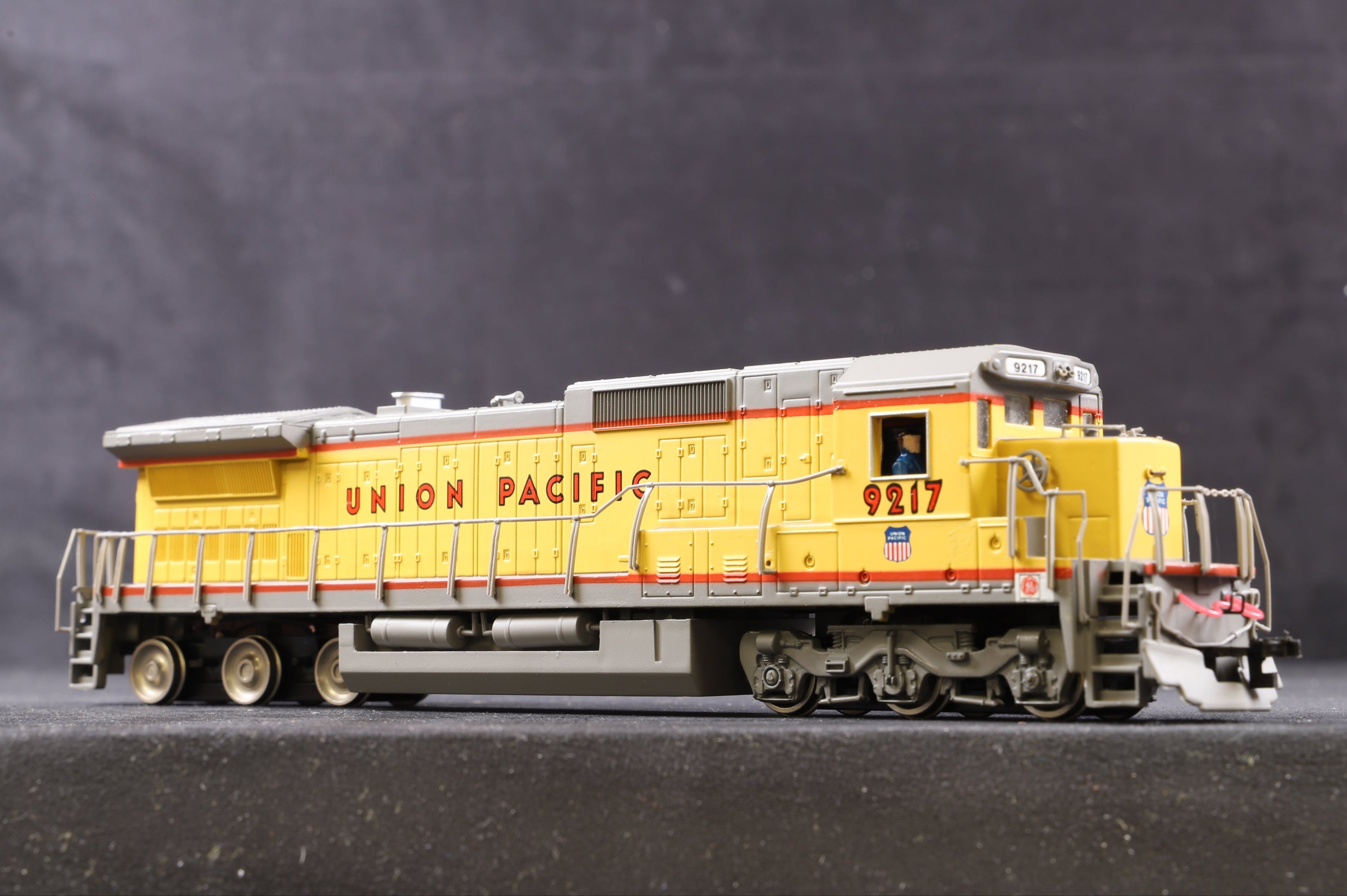 Spectrum HO 85004 Dash 8 40c Union Pacific '9217' - Clark Railworks