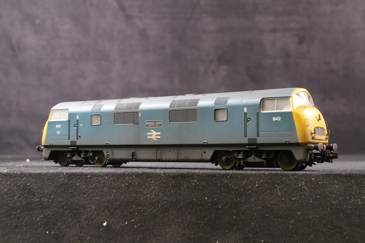 Bachmann OO 32-067 Class 43 Warship &#39;842&#39; &#39;Royal Oak&#39; BR Blue, Weathered