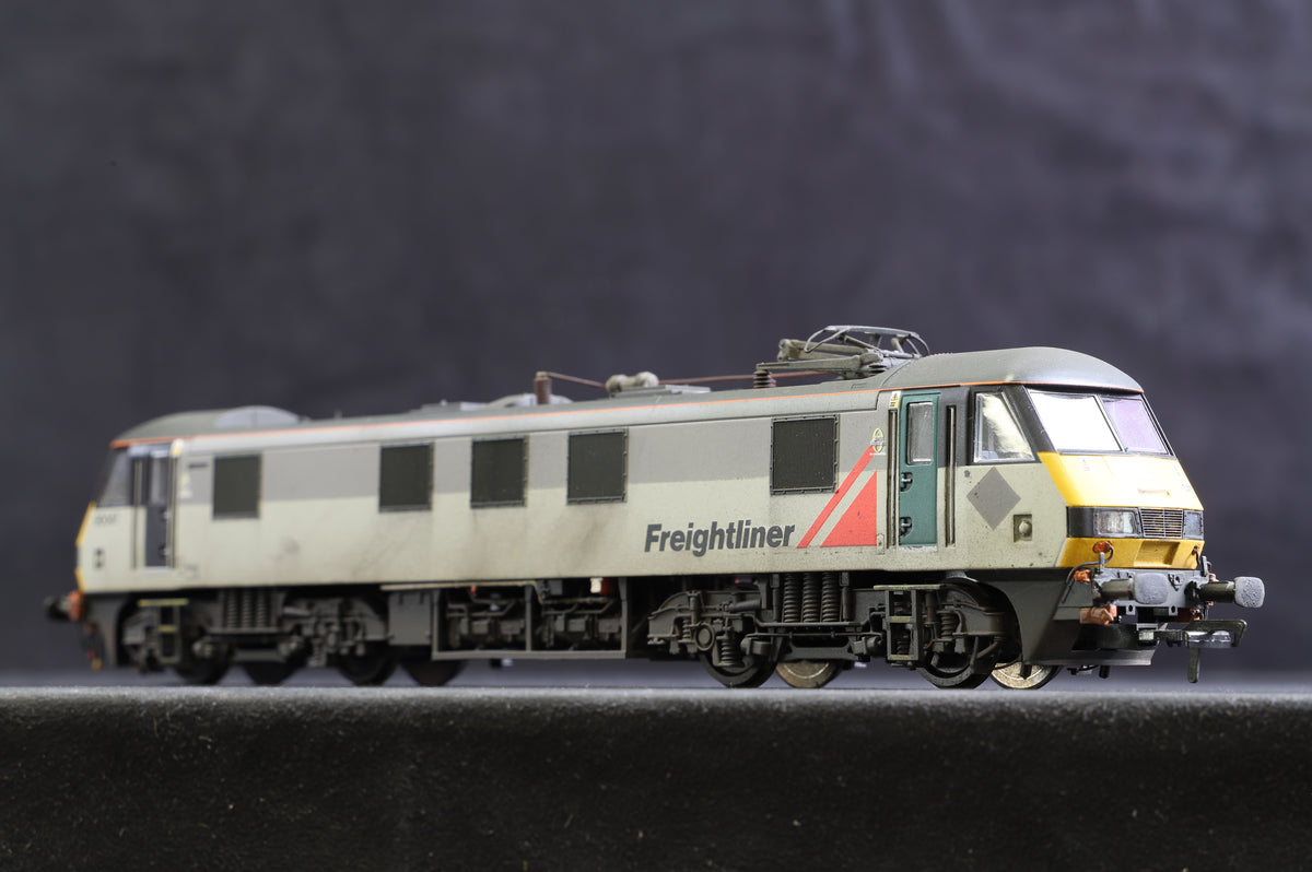 Bachmann OO 32-611 Class 90 &#39;90047&#39; Freightliner Re-liveried, Numbered &amp; Weathered