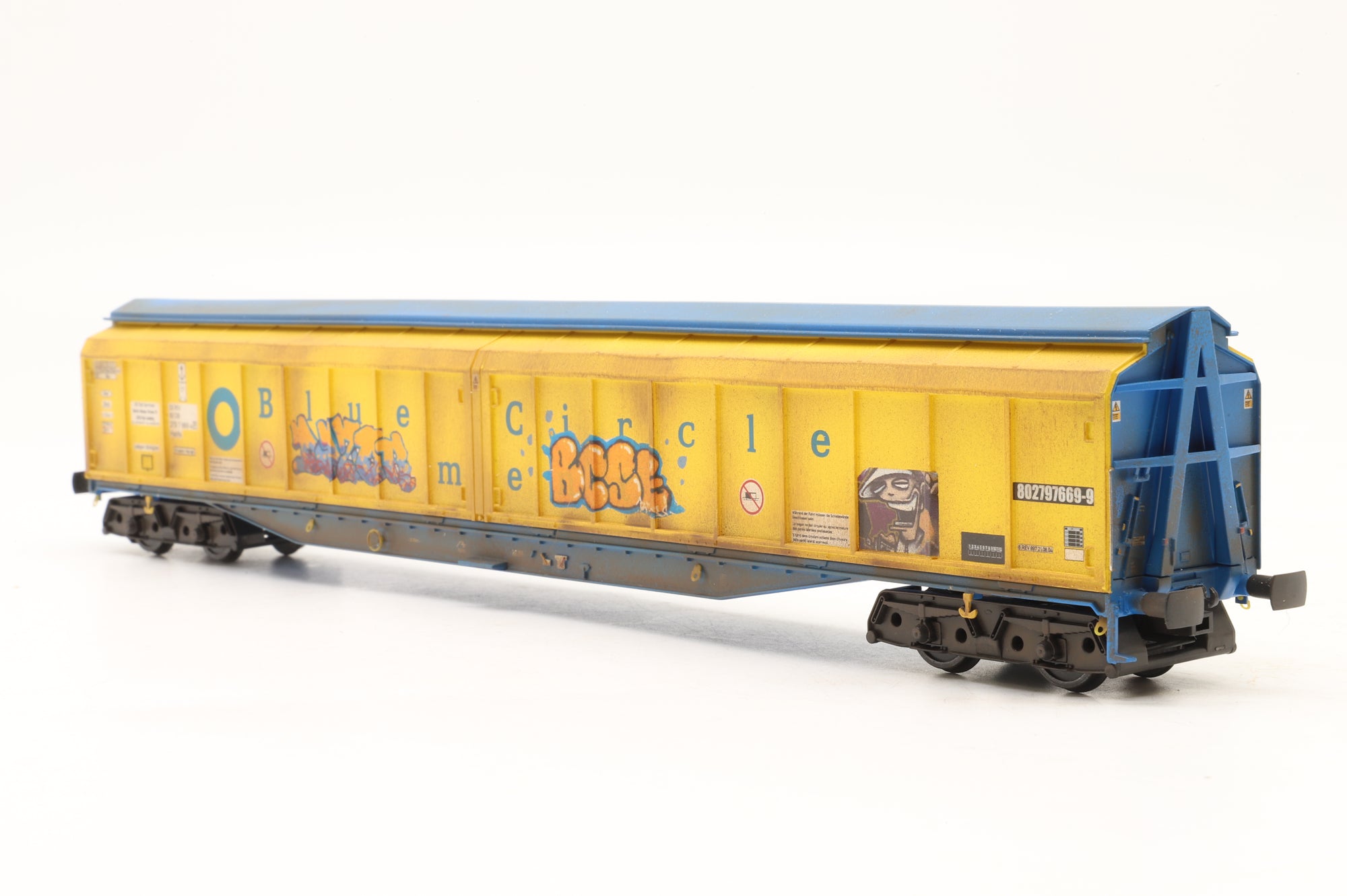 Heljan OO 5002 Rake of 2x Cargowaggon Vans in Blue Circle Yellow – Weathered w/ Graffiti