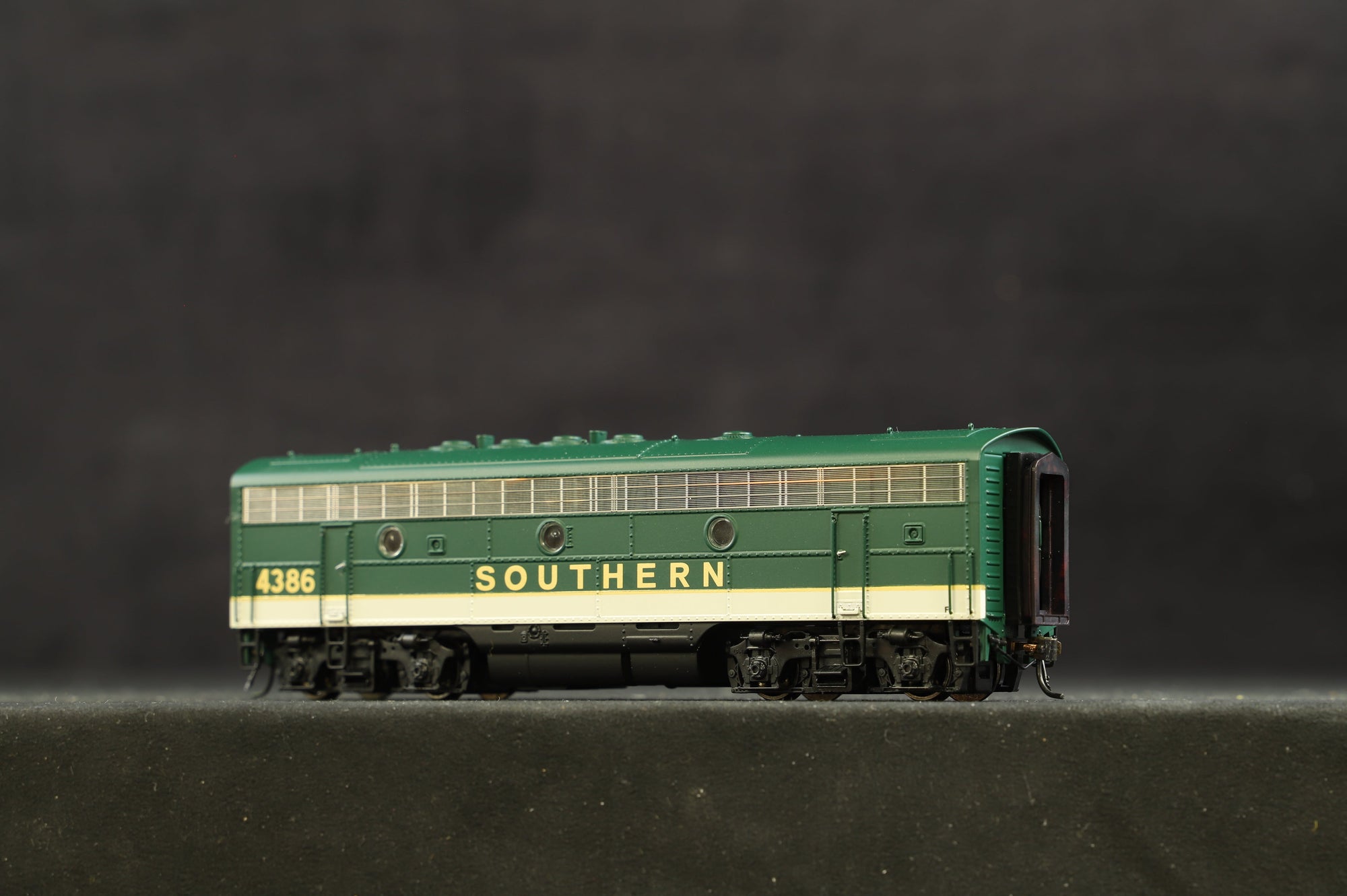 Broadway Limited Imports HO EMD F7 423A & 423B SRR Southern, DCC Sound