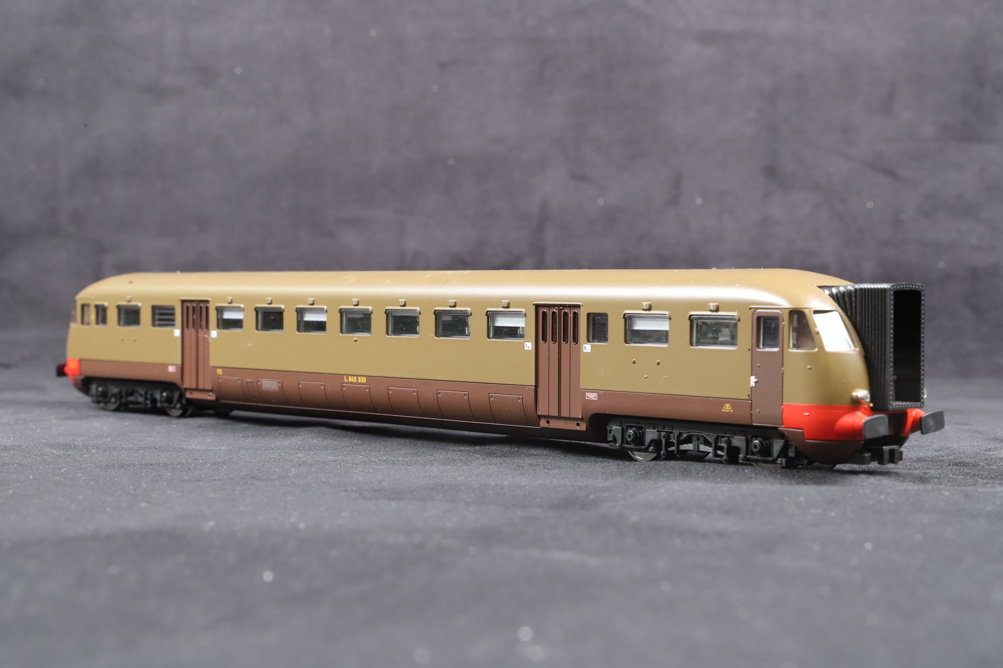 ViTrains HO 1074 Ale 840 045 + Le 840 030 costruzione OM-CGE delle FS