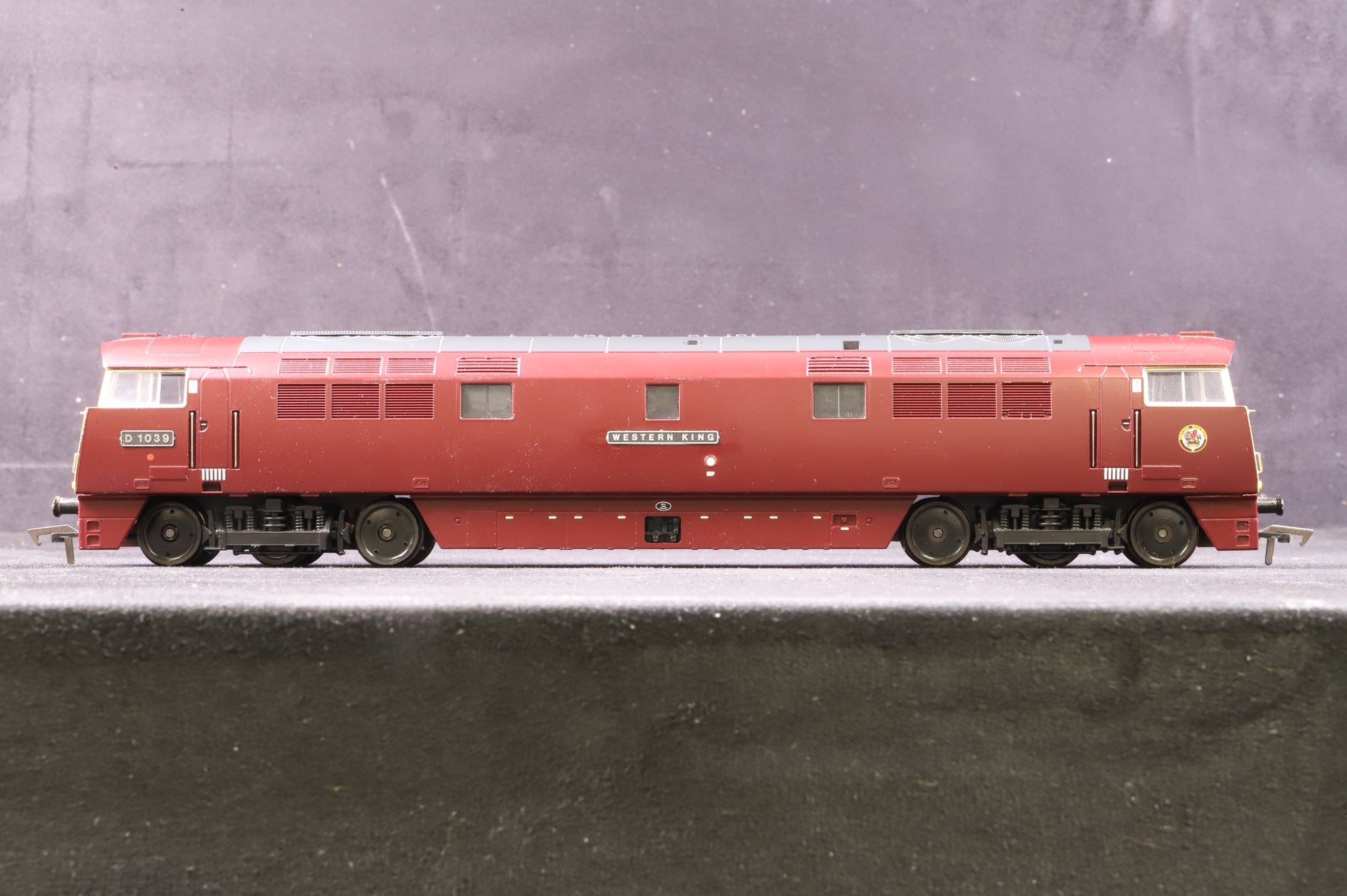 Heljan OO 5211 Class 52 D1039 'Courier' in BR Maroon