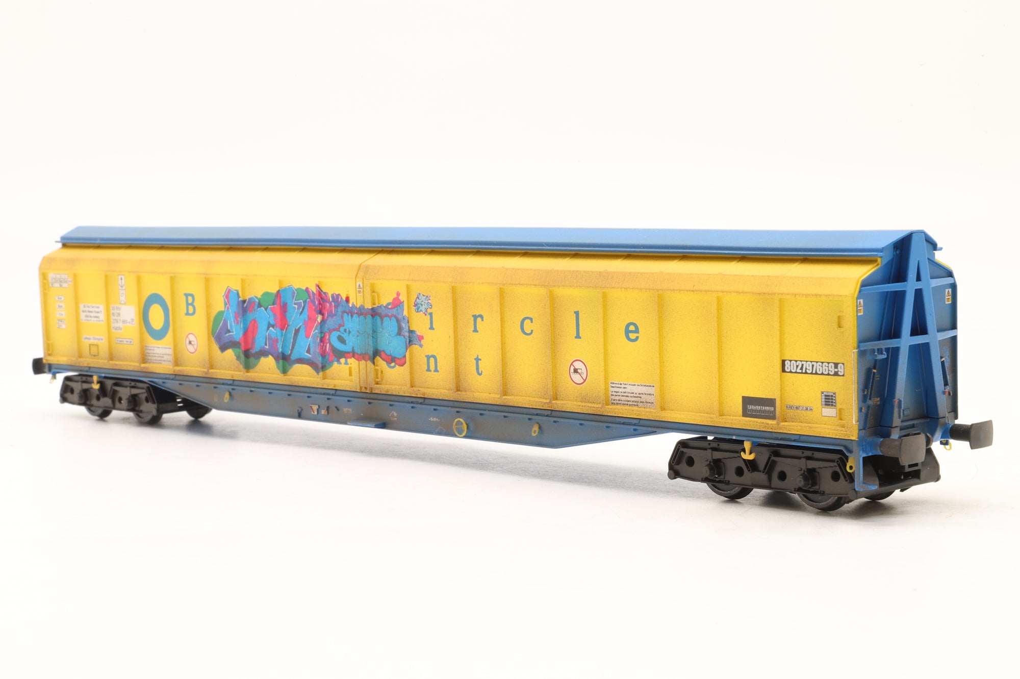 Heljan OO 5002 Rake of 2x Cargowaggon Vans in Blue Circle Yellow – Weathered w/ Graffiti