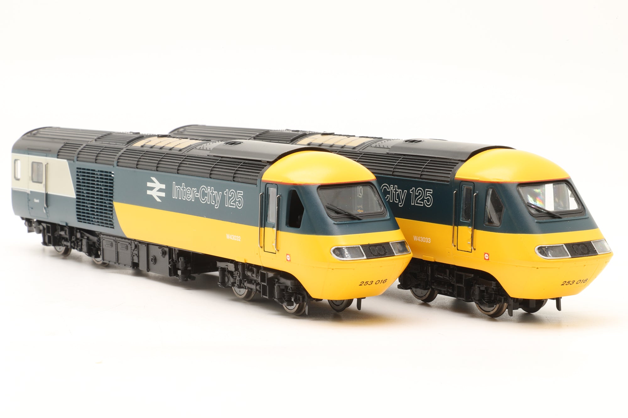Hornby OO R3138 Class 43 HST Set in BR Intercity 125 Livery – DCC Sound