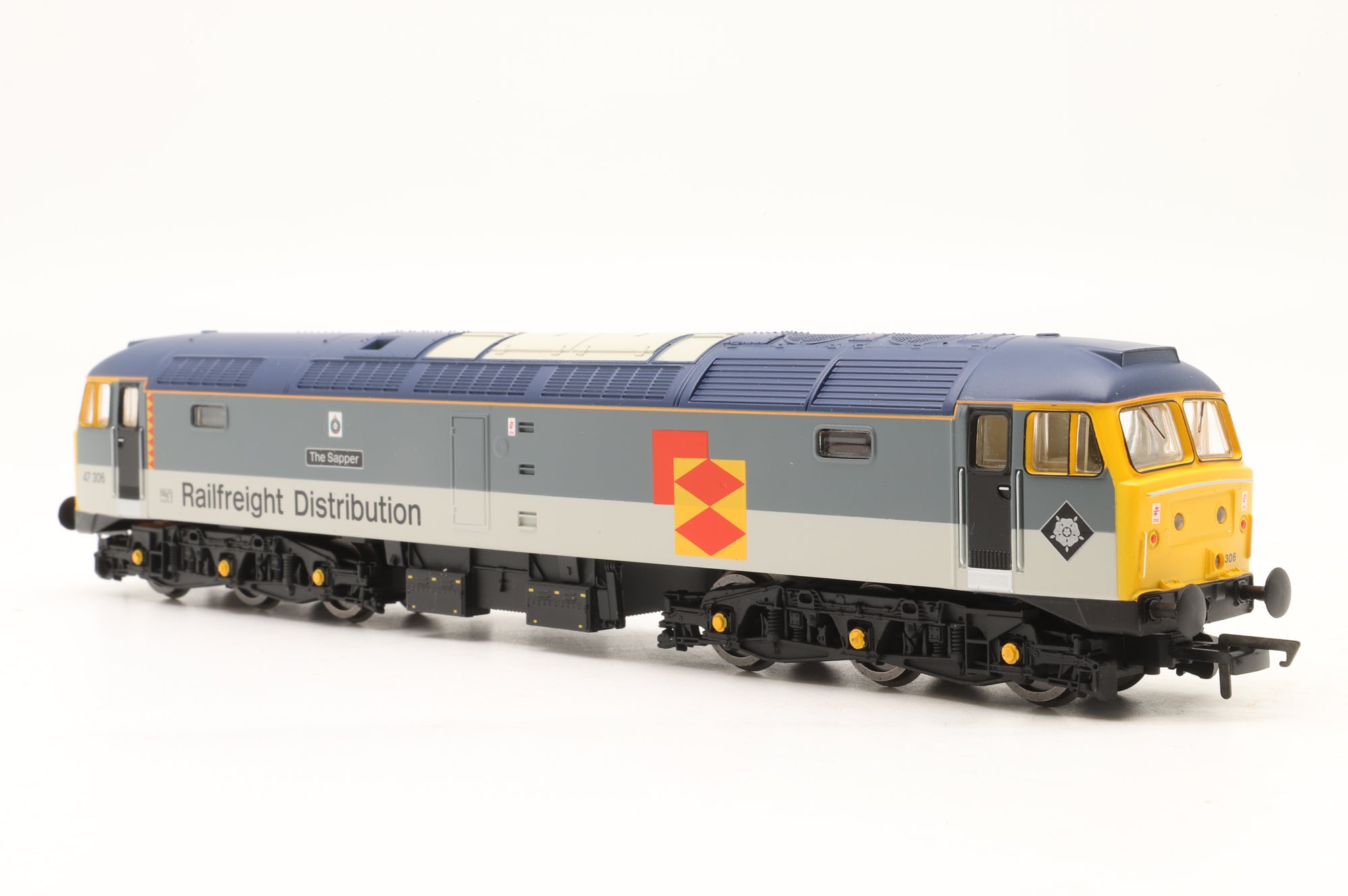 Hornby Railroad OO R30440TXS Class 47 47306 'The Sapper' in Railfreight Distribution Livery – TXS Sound