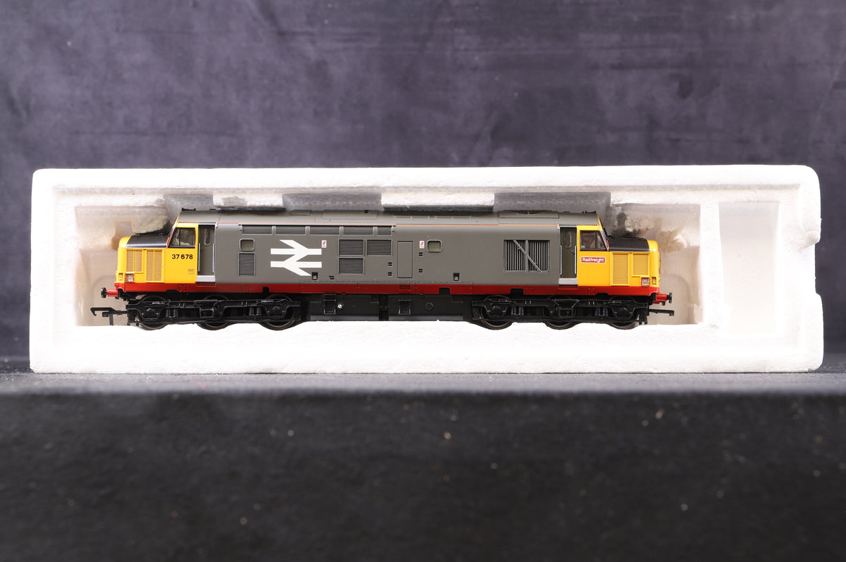 Bachmann OO 32-379 Class 37/5 Diesel &#39;37678&#39; Red Stripe/ Railfreight