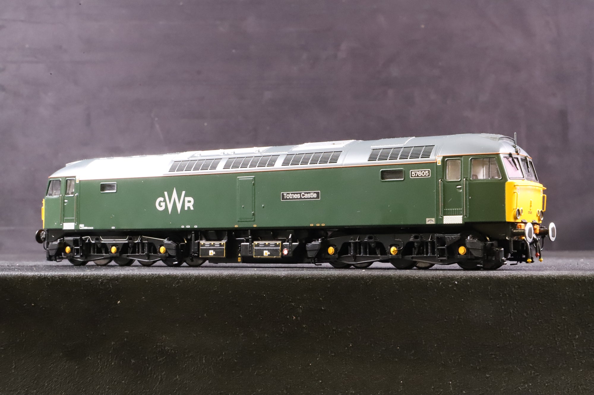 Heljan OO 5710 Class 57 '57605' 'Totnes Castle' GWR Green