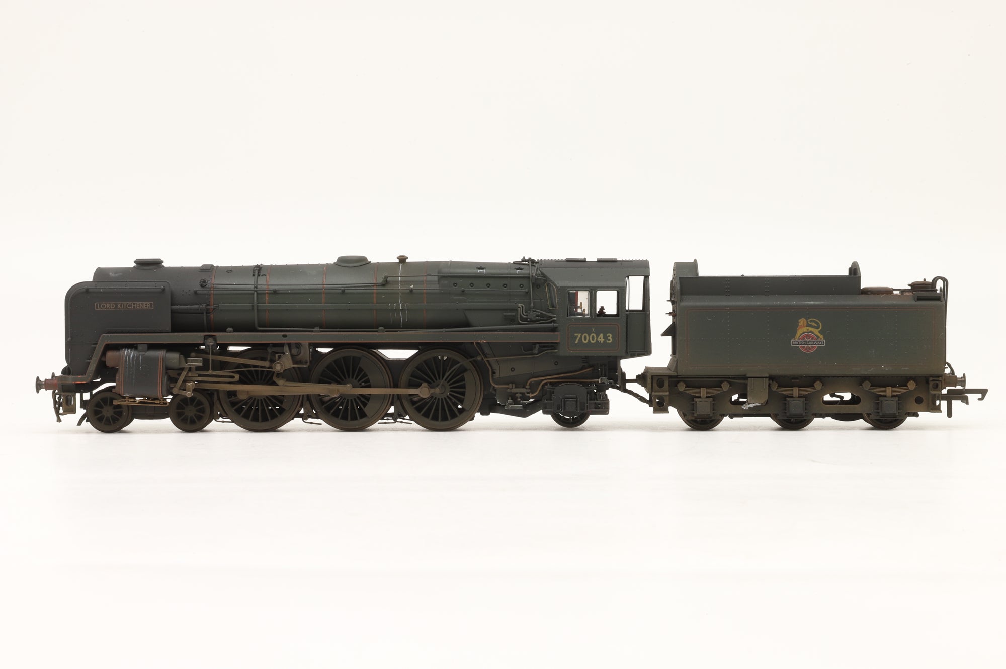 Hornby OO R3294 Britannia CLass 70043 'Lord Kitchener' in Lined BR Green E/C – Weathered
