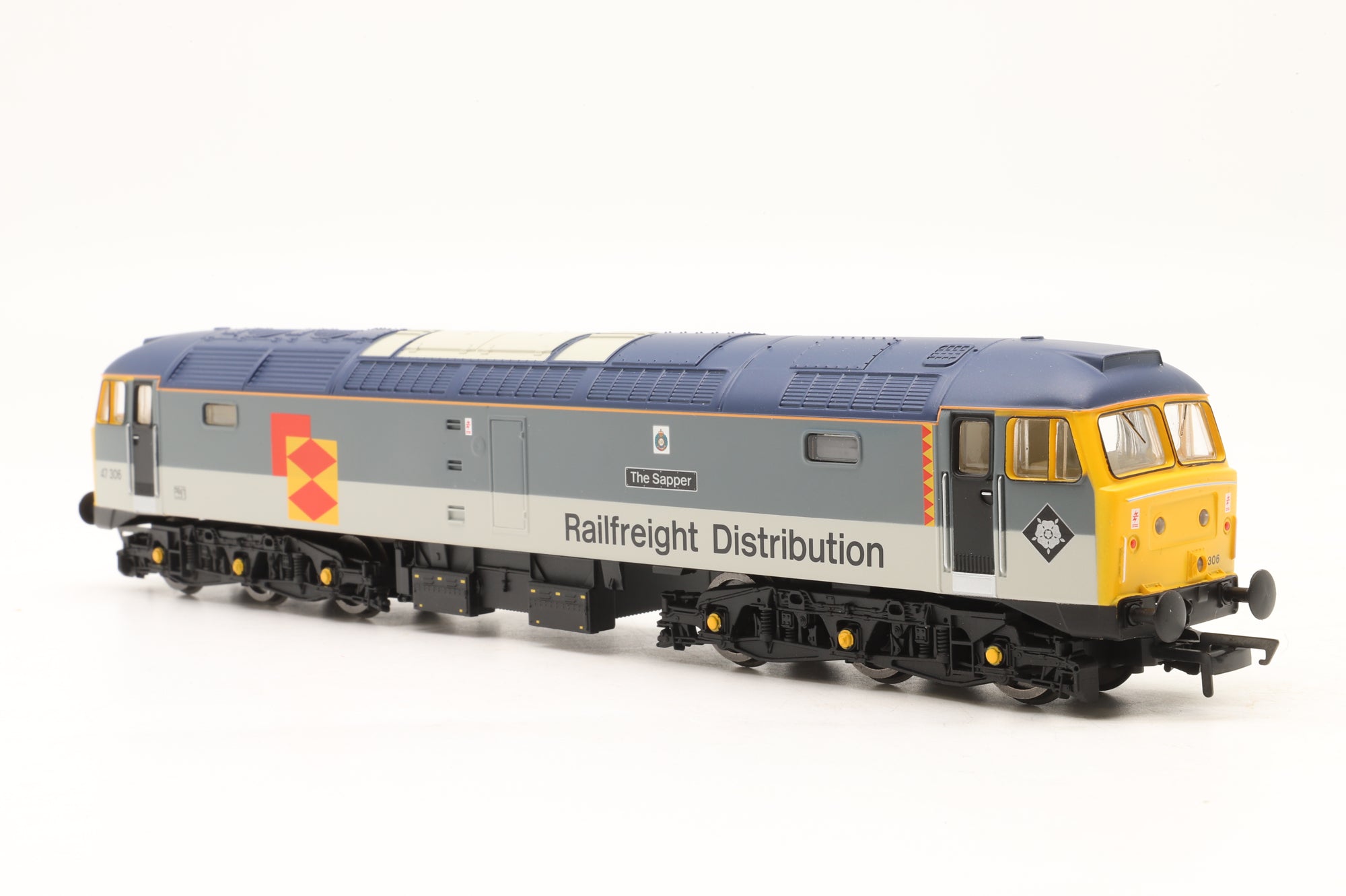 Hornby Railroad OO R30440TXS Class 47 47306 'The Sapper' in Railfreight Distribution Livery – TXS Sound