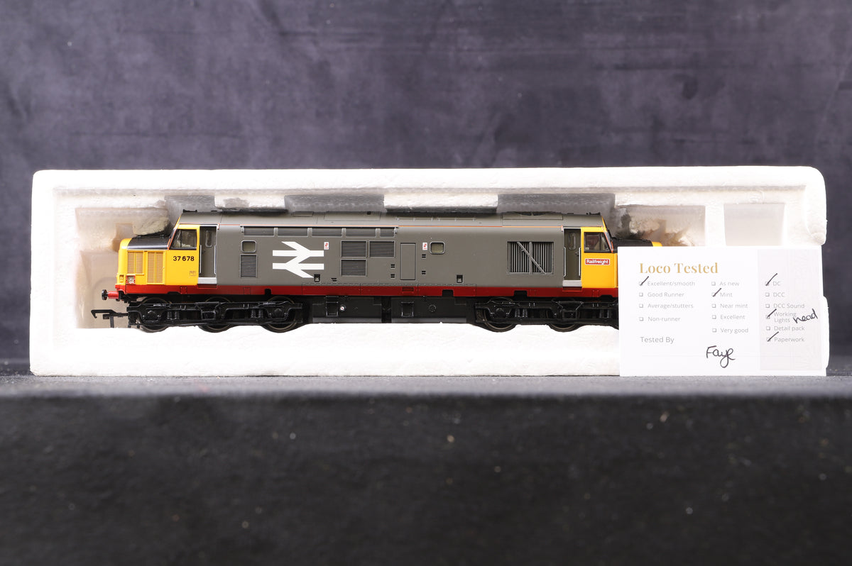 Bachmann OO 32-379 Class 37/5 Diesel &#39;37678&#39; Red Stripe/ Railfreight