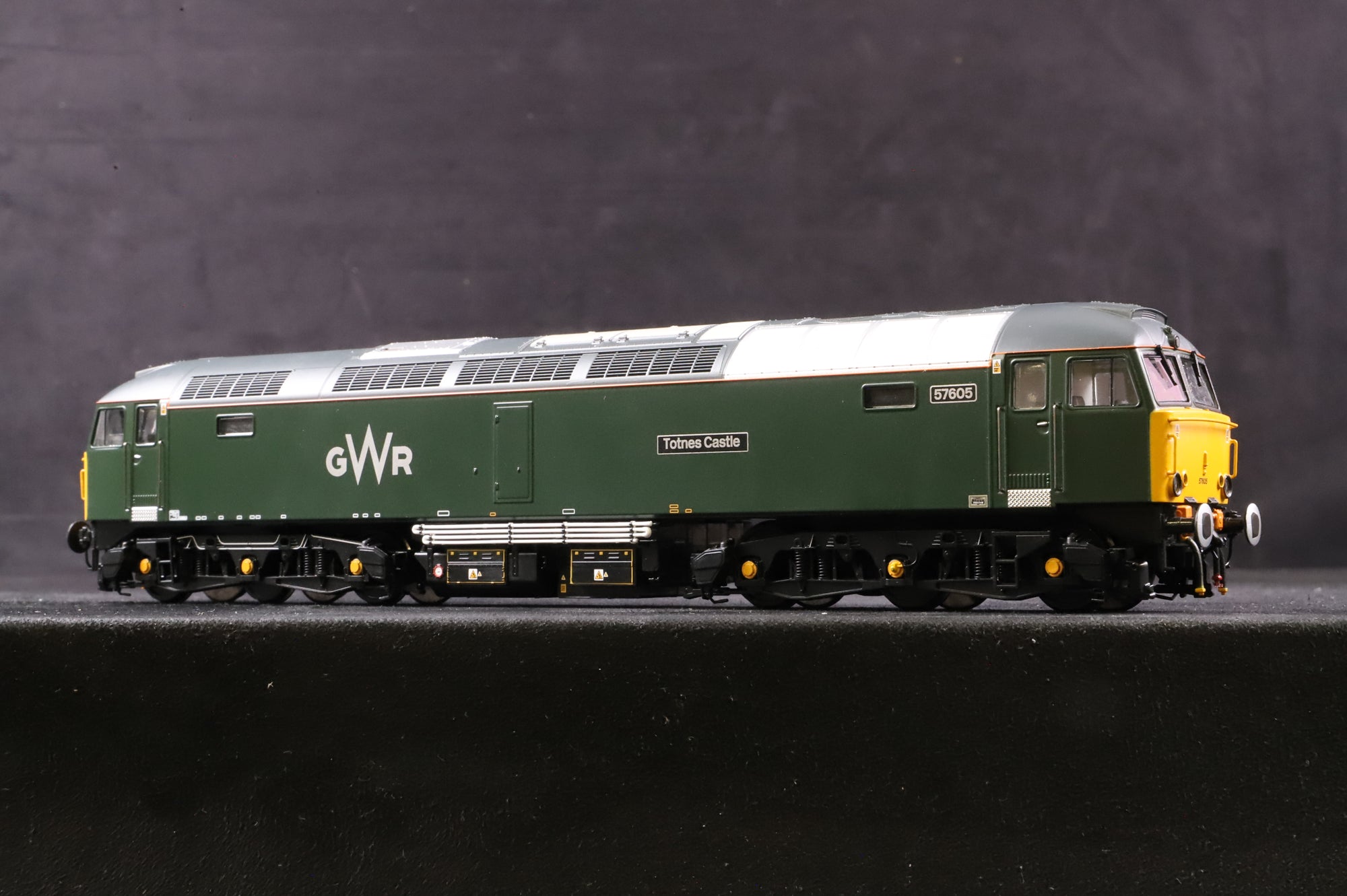 Heljan OO 5710 Class 57 '57605' 'Totnes Castle' GWR Green