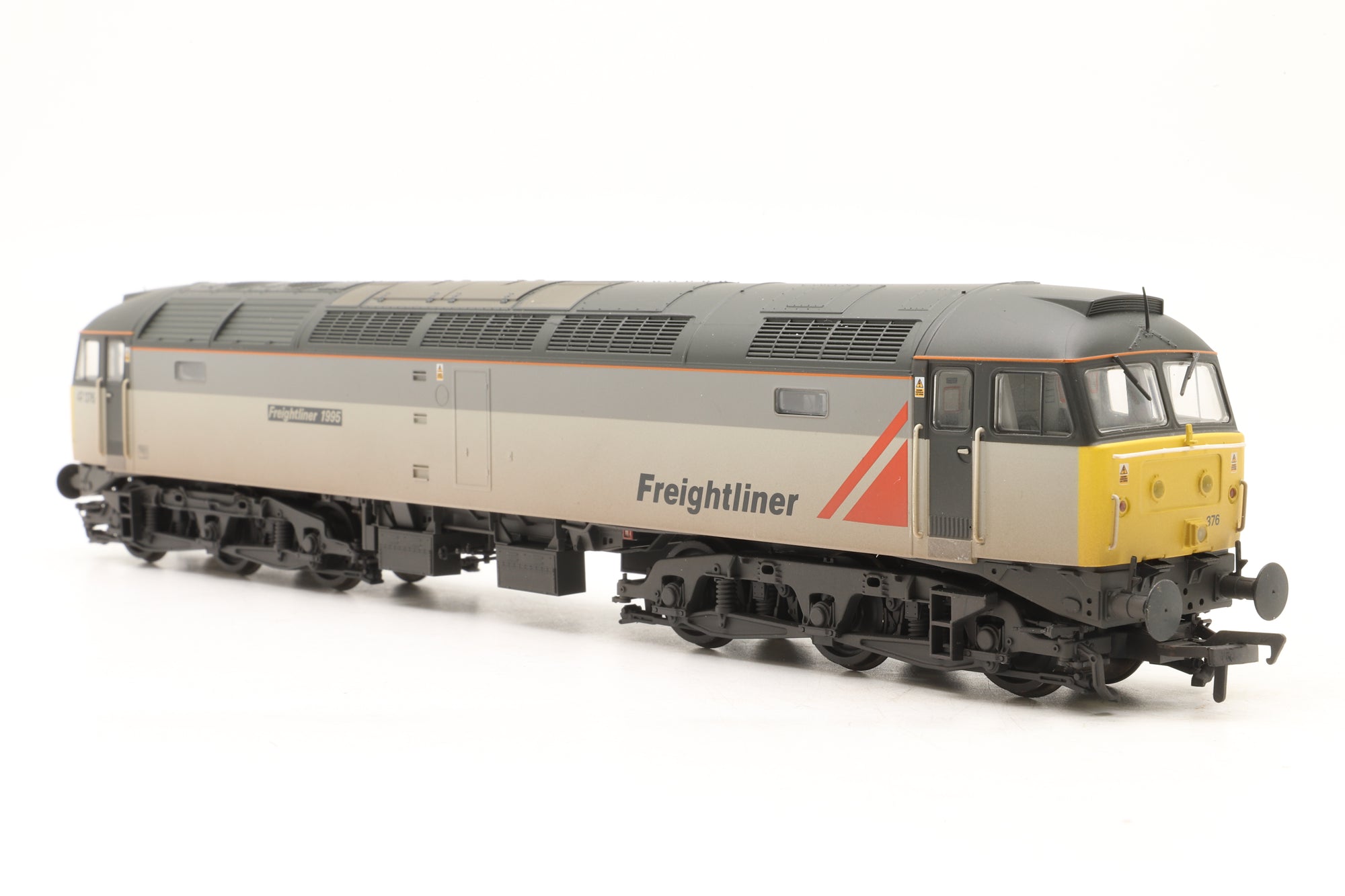Bachmann OO 35-430 Class 47 47376 'Freightliner 1995' in Freightliner Grey (Rebranded BR Railfreight) – Weathered