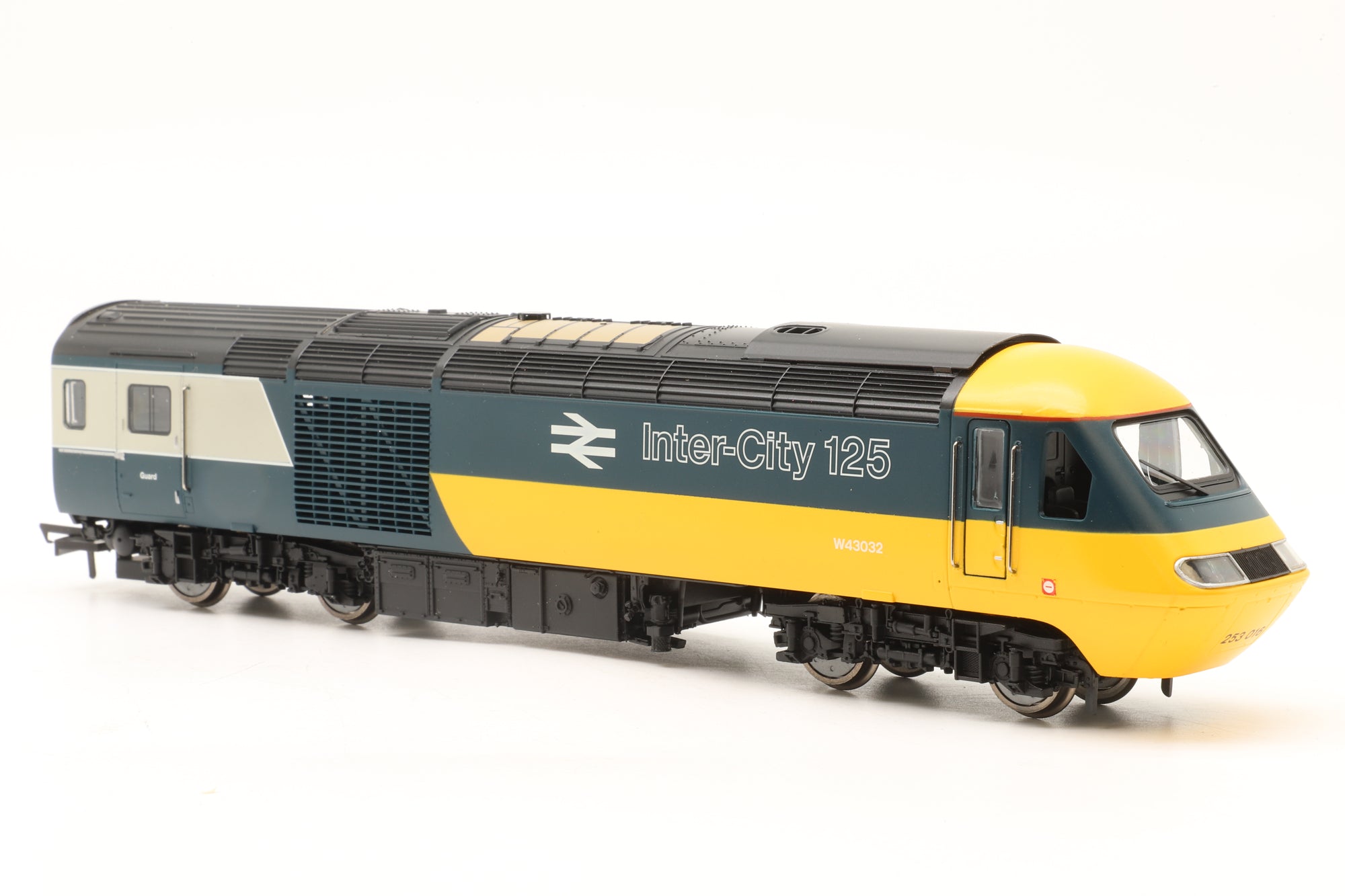 Hornby OO R3138 Class 43 HST Set in BR Intercity 125 Livery – DCC Sound