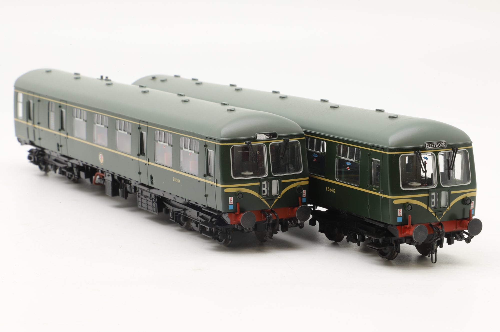 Bachmann OO 31-326 Class 105 2-Car DMU in BR Green w/ Whiskers