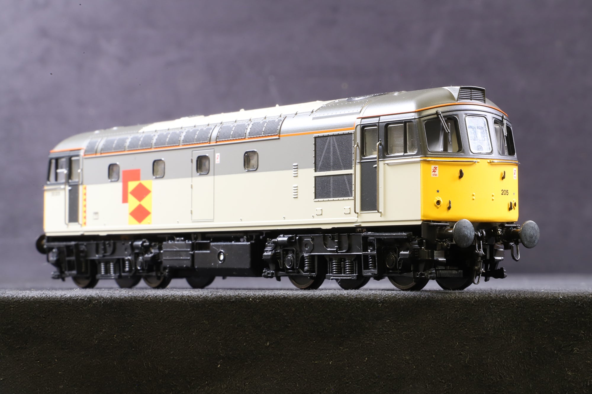 Heljan OO 3321 Class 33/2 '33205' 'Railfreight Distribution