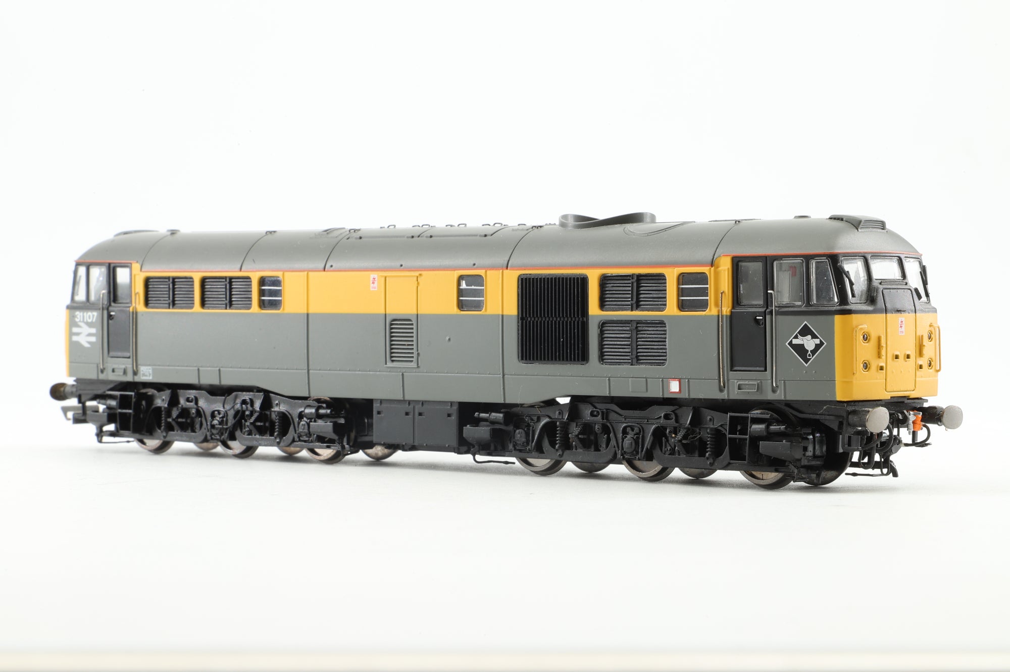 WORKSHOP Hornby OO R2421 Class 31 31110 in BR Engineers 'Dutch' Livery