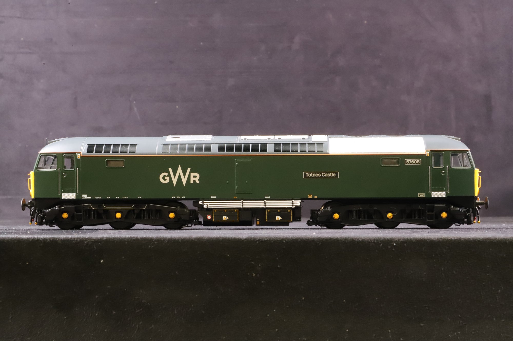Heljan OO 5710 Class 57 '57605' 'Totnes Castle' GWR Green