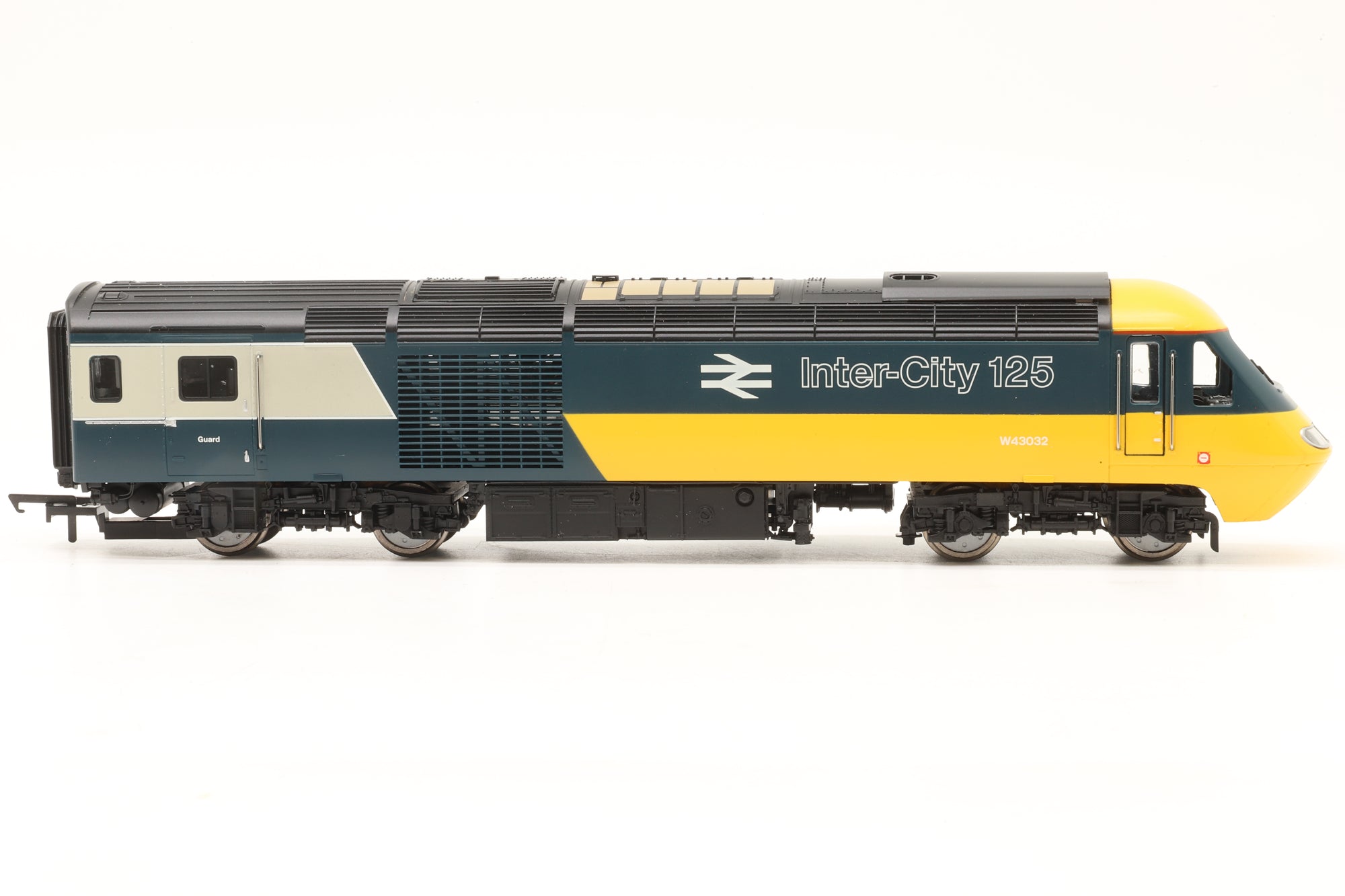 Hornby OO R3138 Class 43 HST Set in BR Intercity 125 Livery – DCC Sound